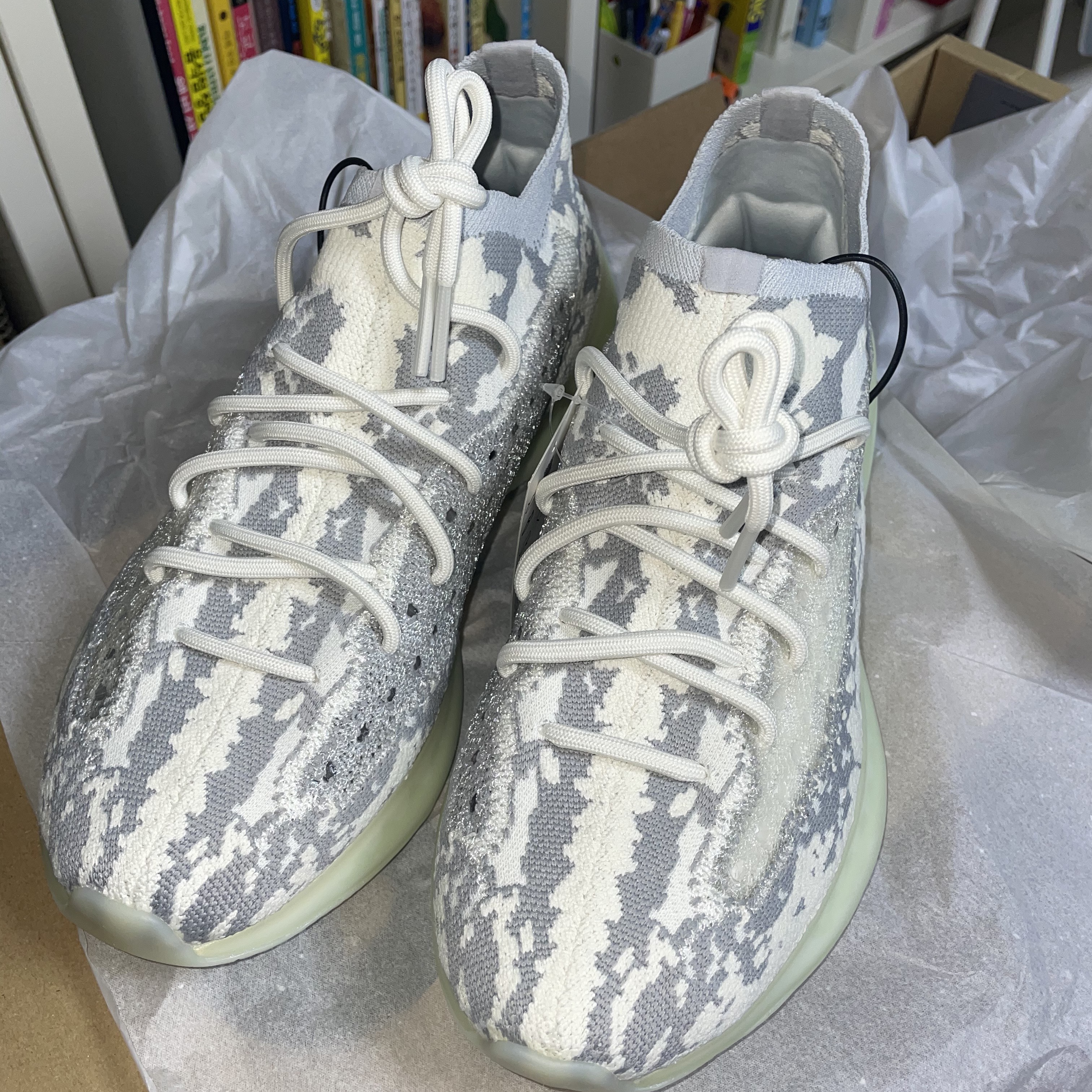 Adidas Yeezy Boost 380 Alien 착용 스타일 - 2