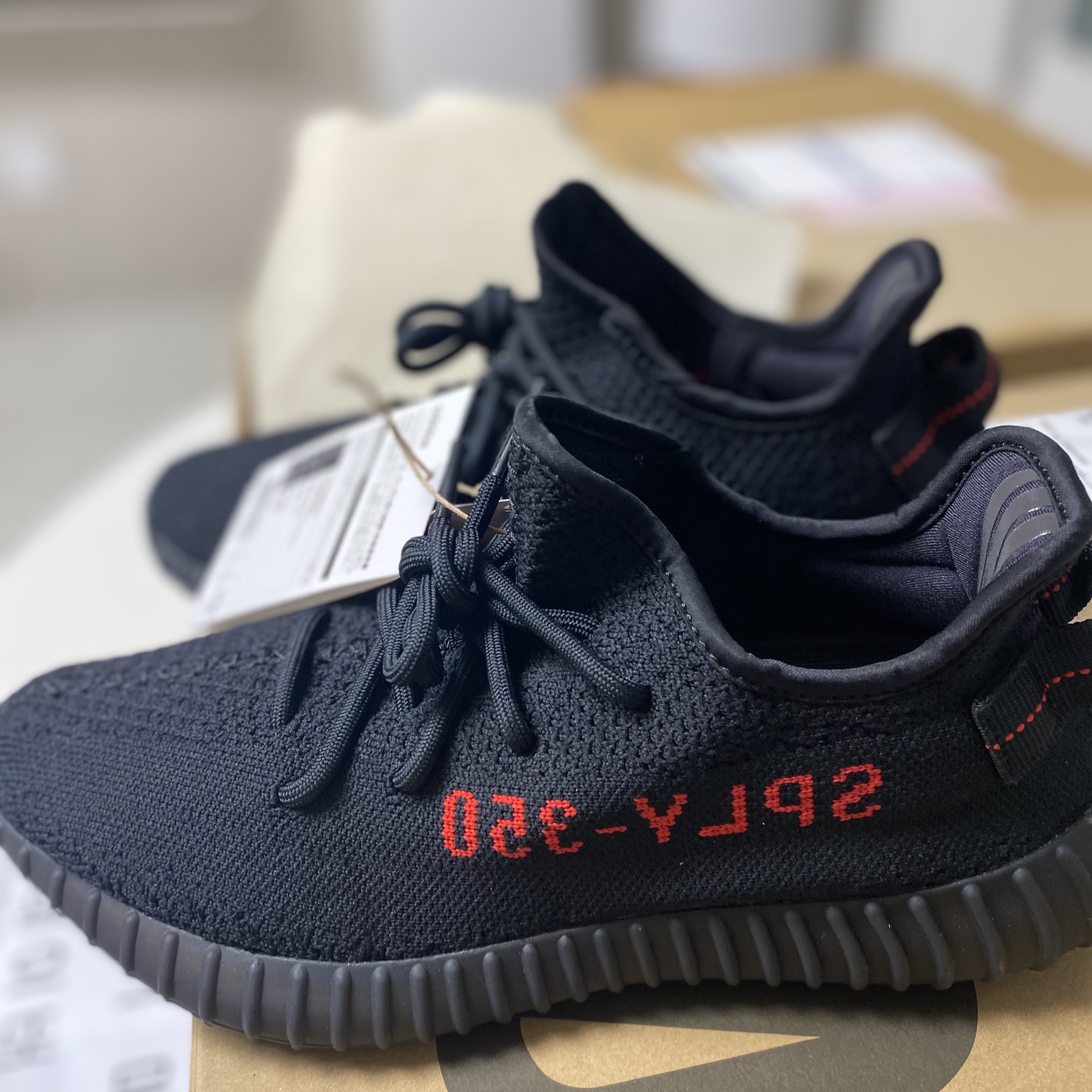 Adidas Yeezy Boost 350 V2 Black Red 2020 착용 스타일 - 2