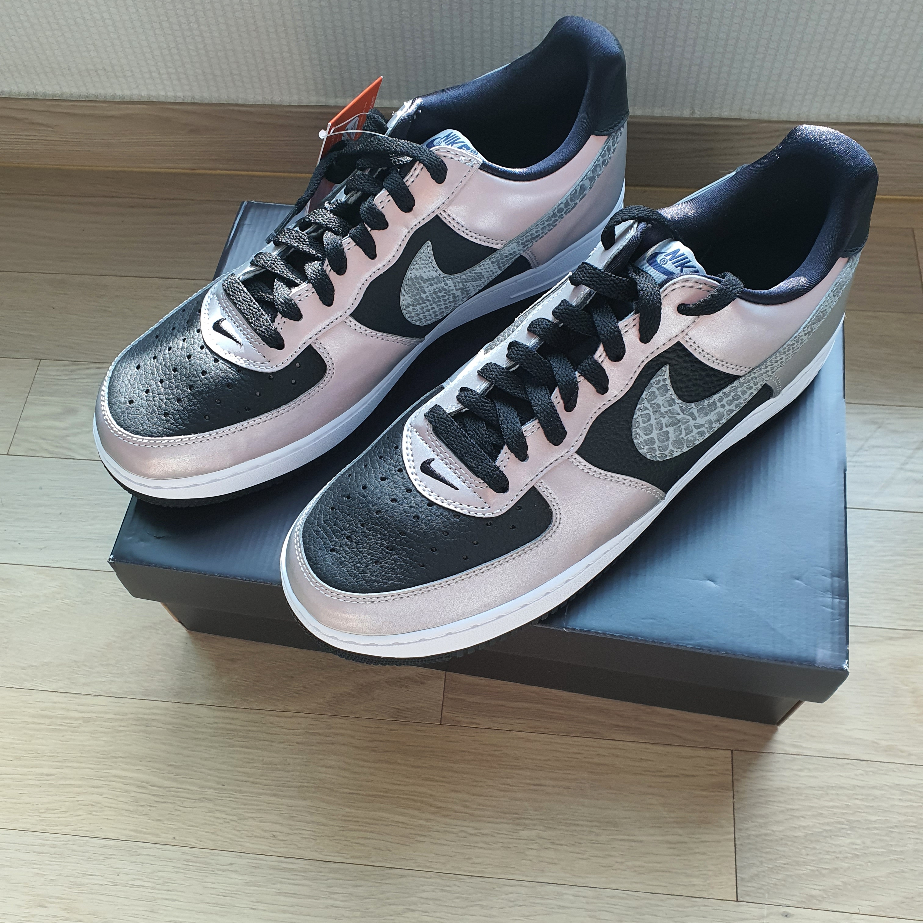 Nike Air Force 1 B Silver Snake 착용 스타일