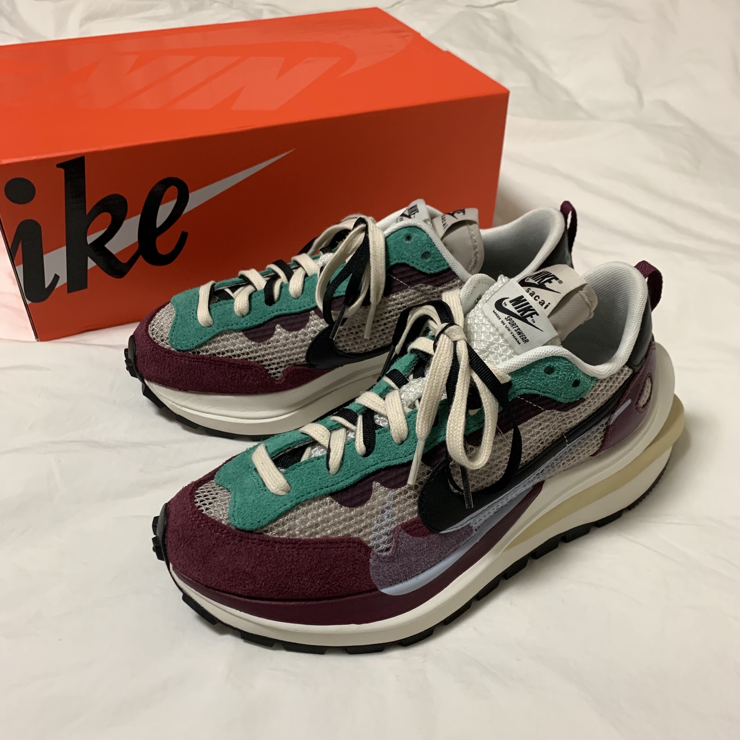 Nike x Sacai VaporWaffle String & Black Villain Red 착용 스타일 - 1