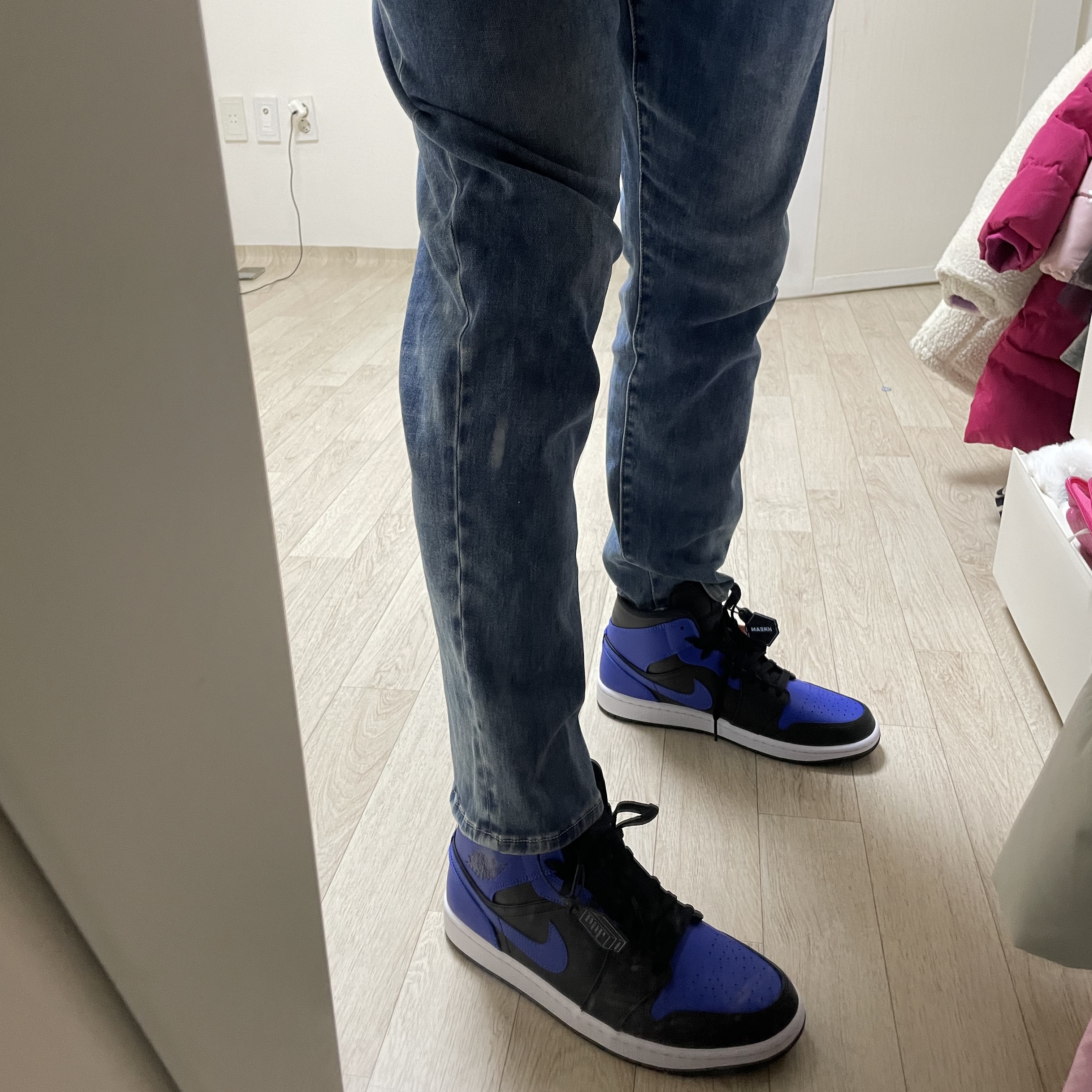 Jordan 1 Mid Black Hyper Royal 착용 스타일 - 1