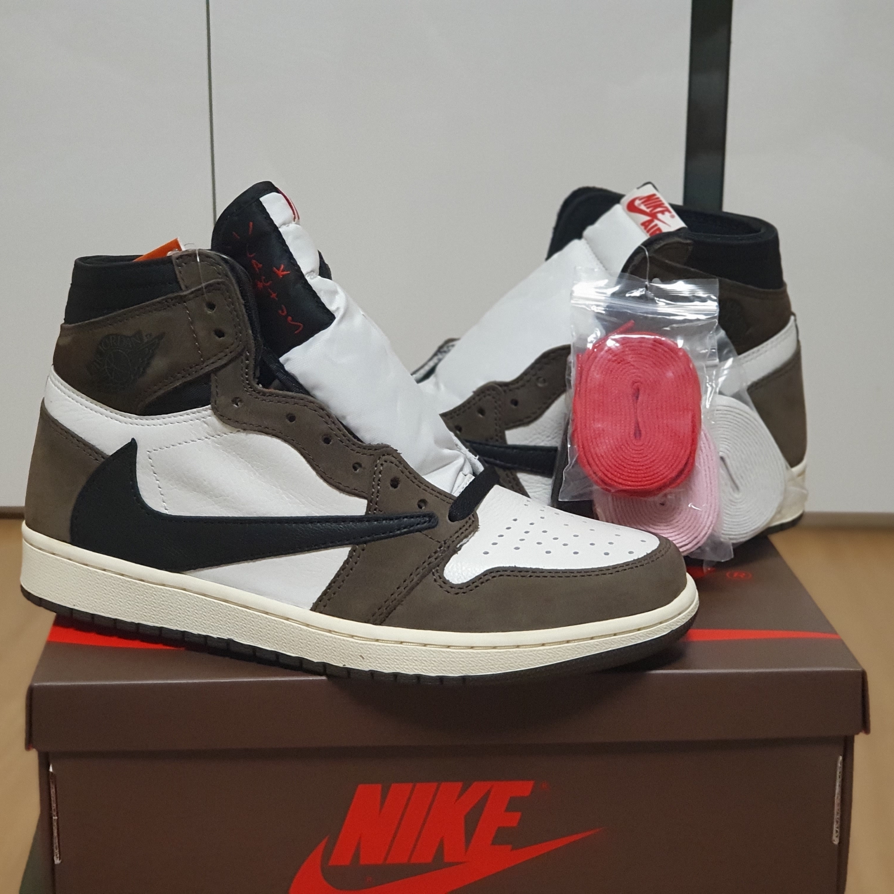 Jordan 1 x Travis Scott Retro High OG SP Mocha, Jordan 6 x Travis Scott Retro Olive 착용 스타일 - 1