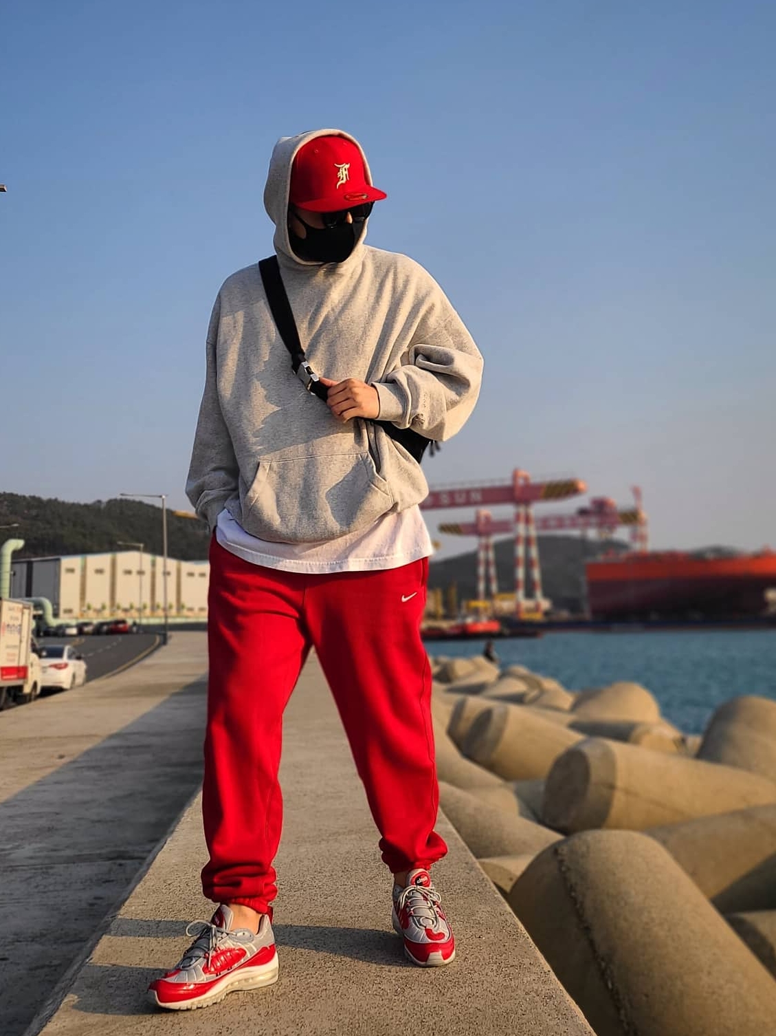 Nike x Supreme Air Max 98 Varsity Red 착용 스타일 - 1