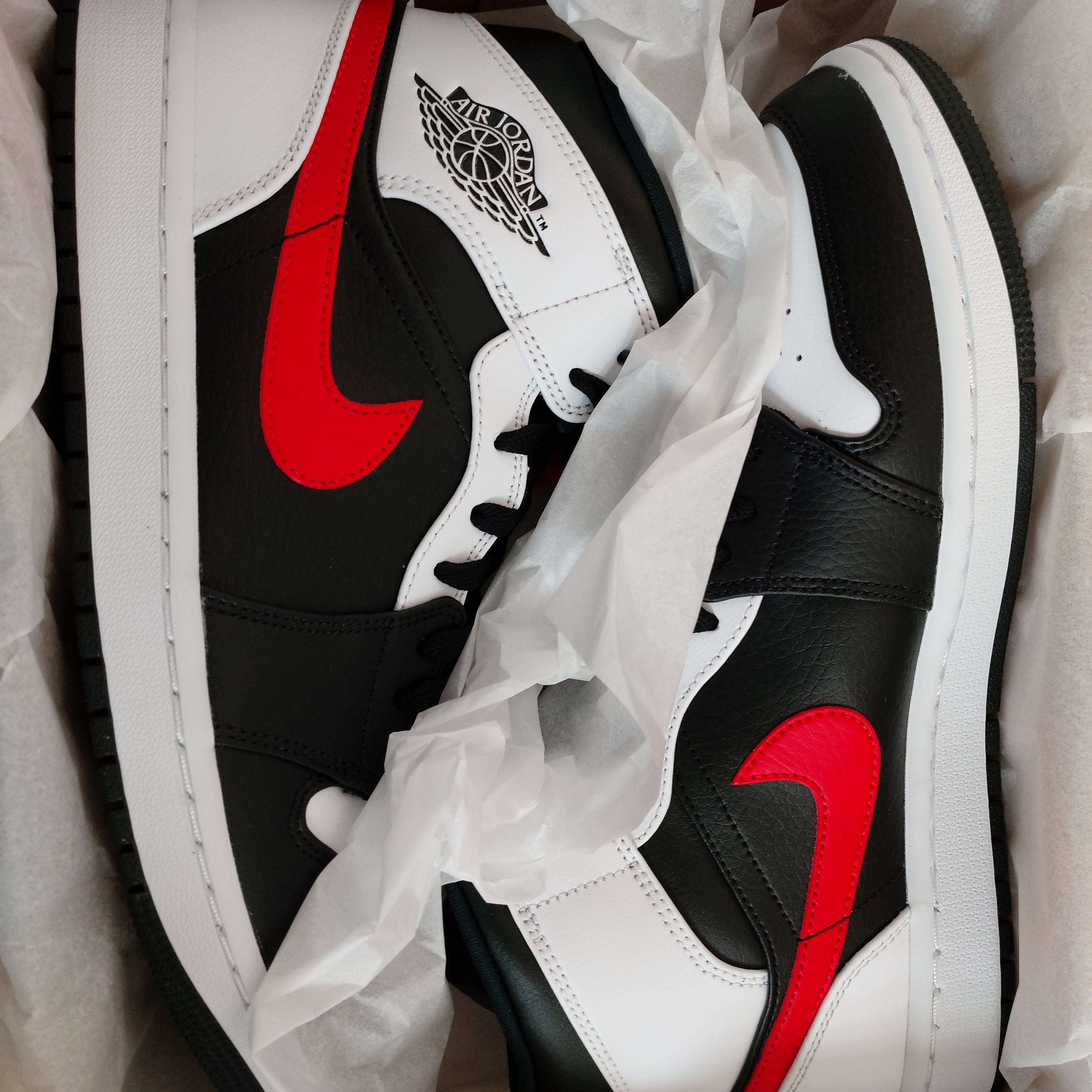 Jordan 1 Mid Black Chile Red 착용 스타일 - 2