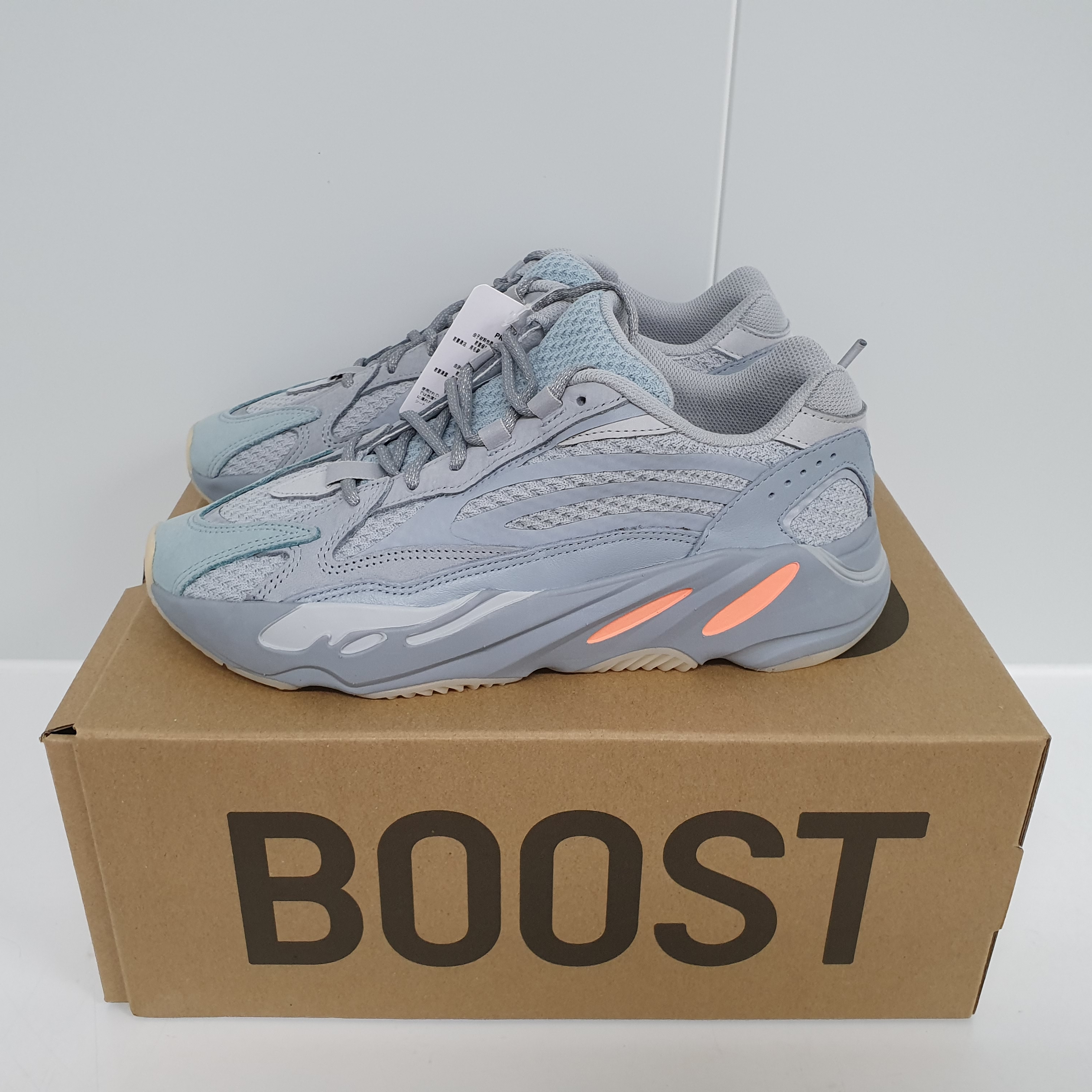 Adidas Yeezy Boost 700 V2 Inertia 착용 스타일 - 2