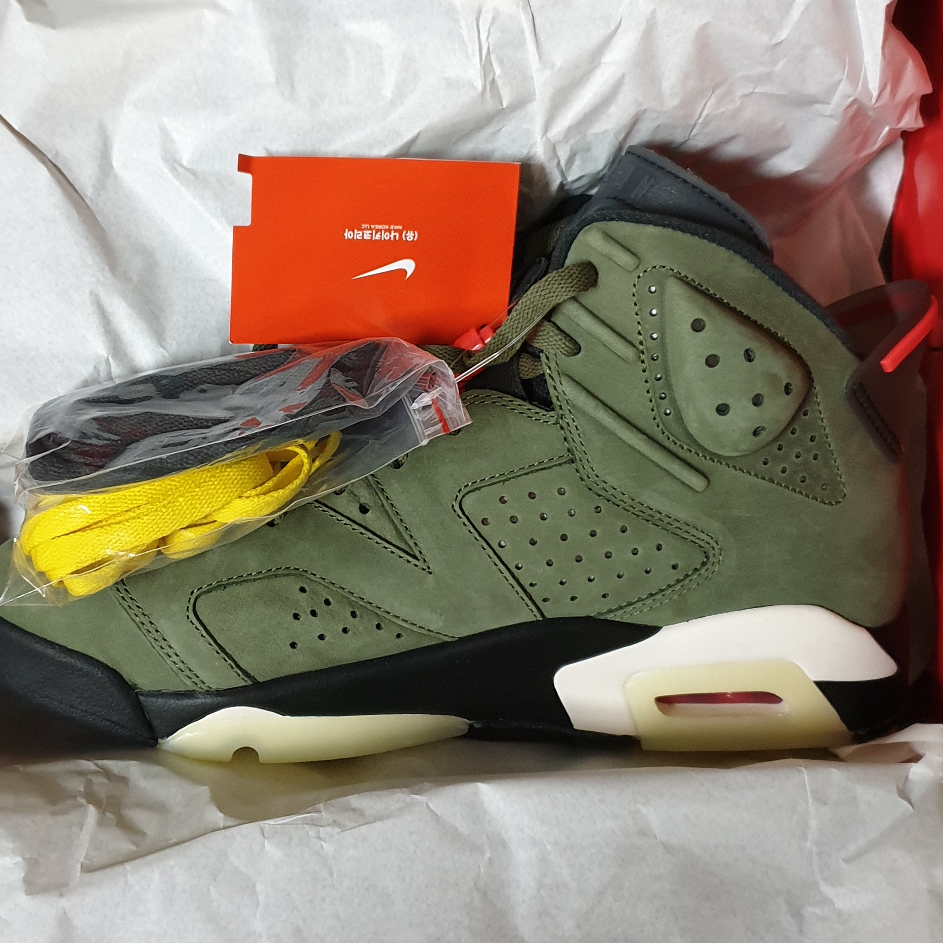 Jordan 6 x Travis Scott Retro Olive 착용 스타일 - 5