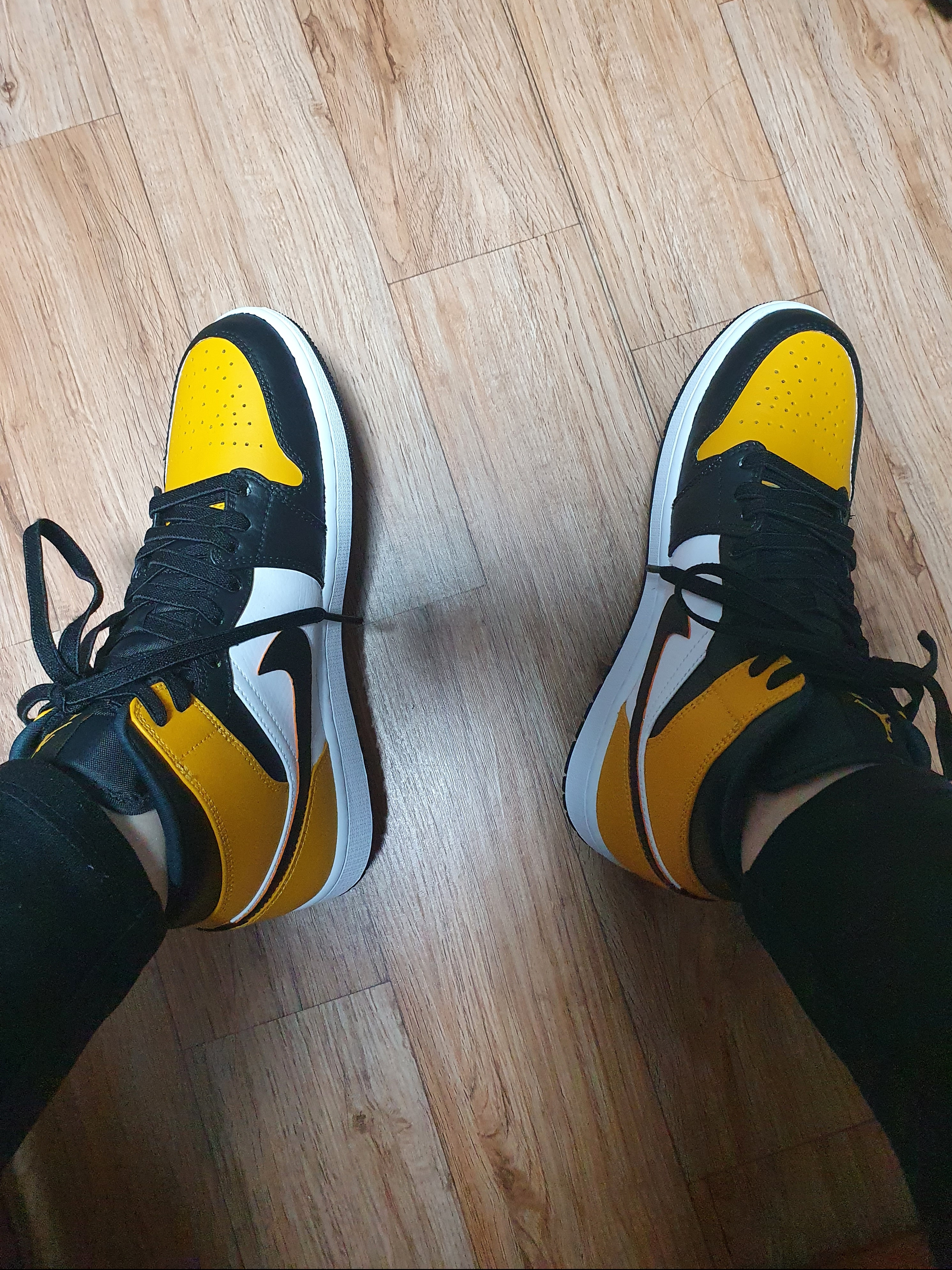 Jordan 1 Mid White University Gold 착용 스타일 - 2