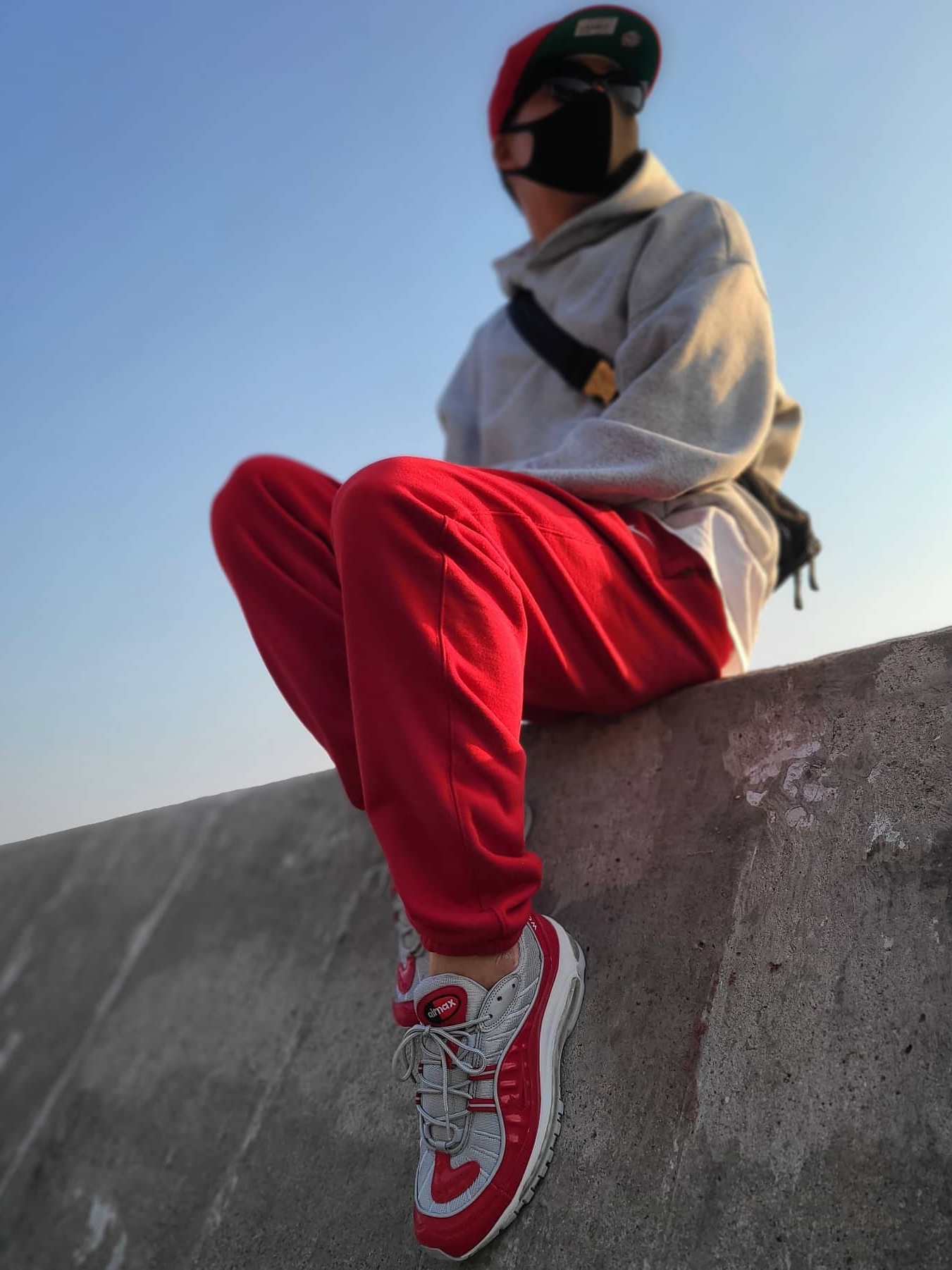 Nike x Supreme Air Max 98 Varsity Red 착용 스타일 - 4