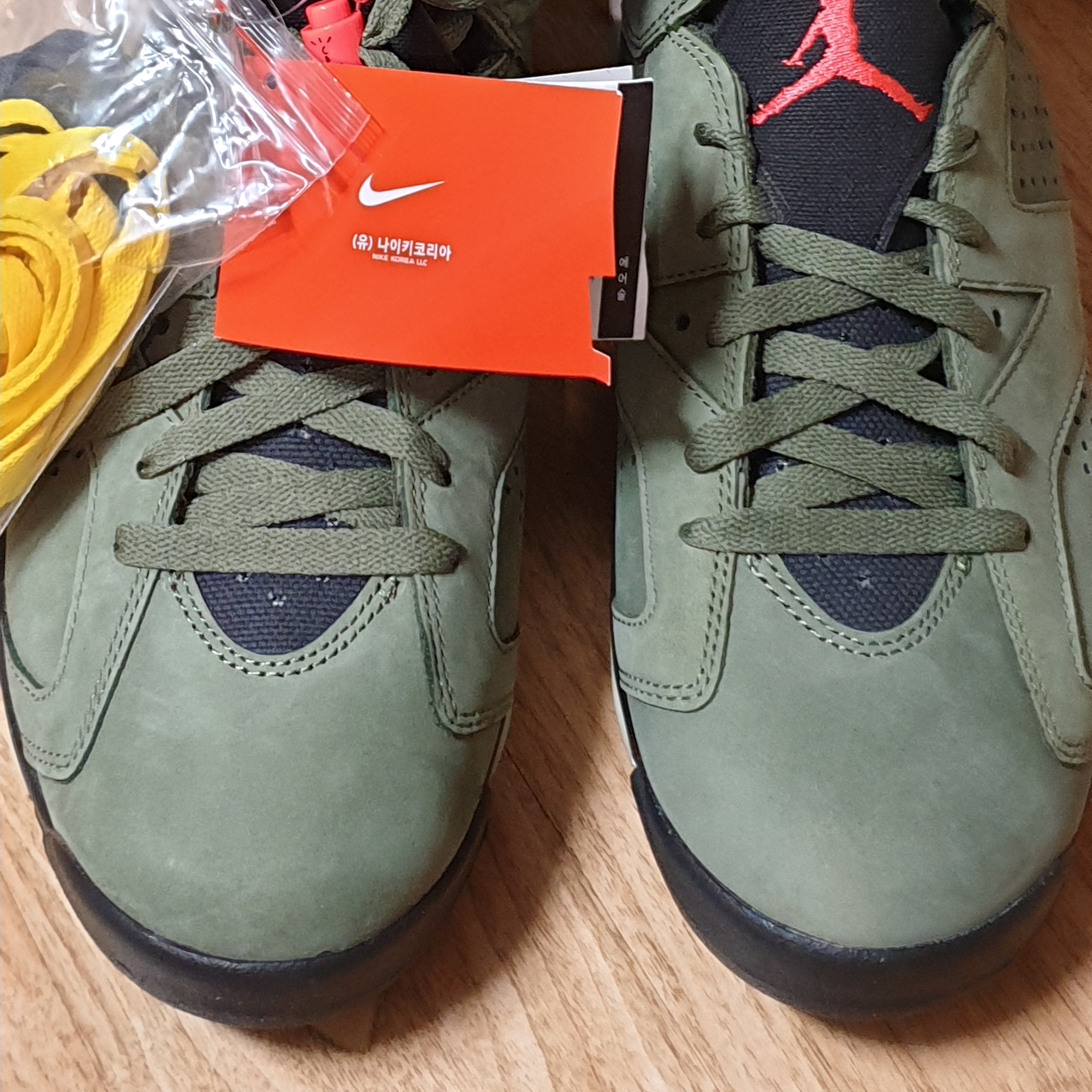 Jordan 6 x Travis Scott Retro Olive 착용 스타일 - 4