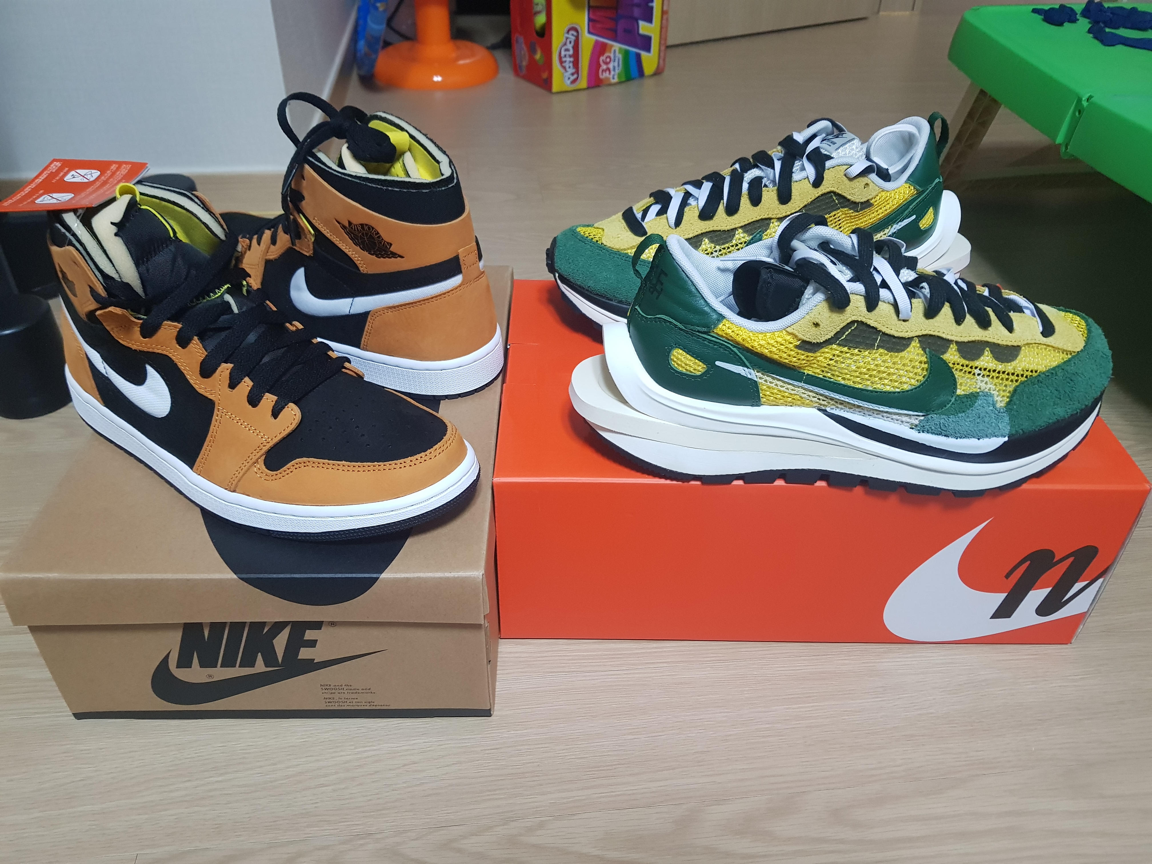 Jordan 1 Zoom Air CMFT Monarch Orange, Nike x Sacai VaporWaffle Tour Yellow & Gorge Green Sail 착용 스타일