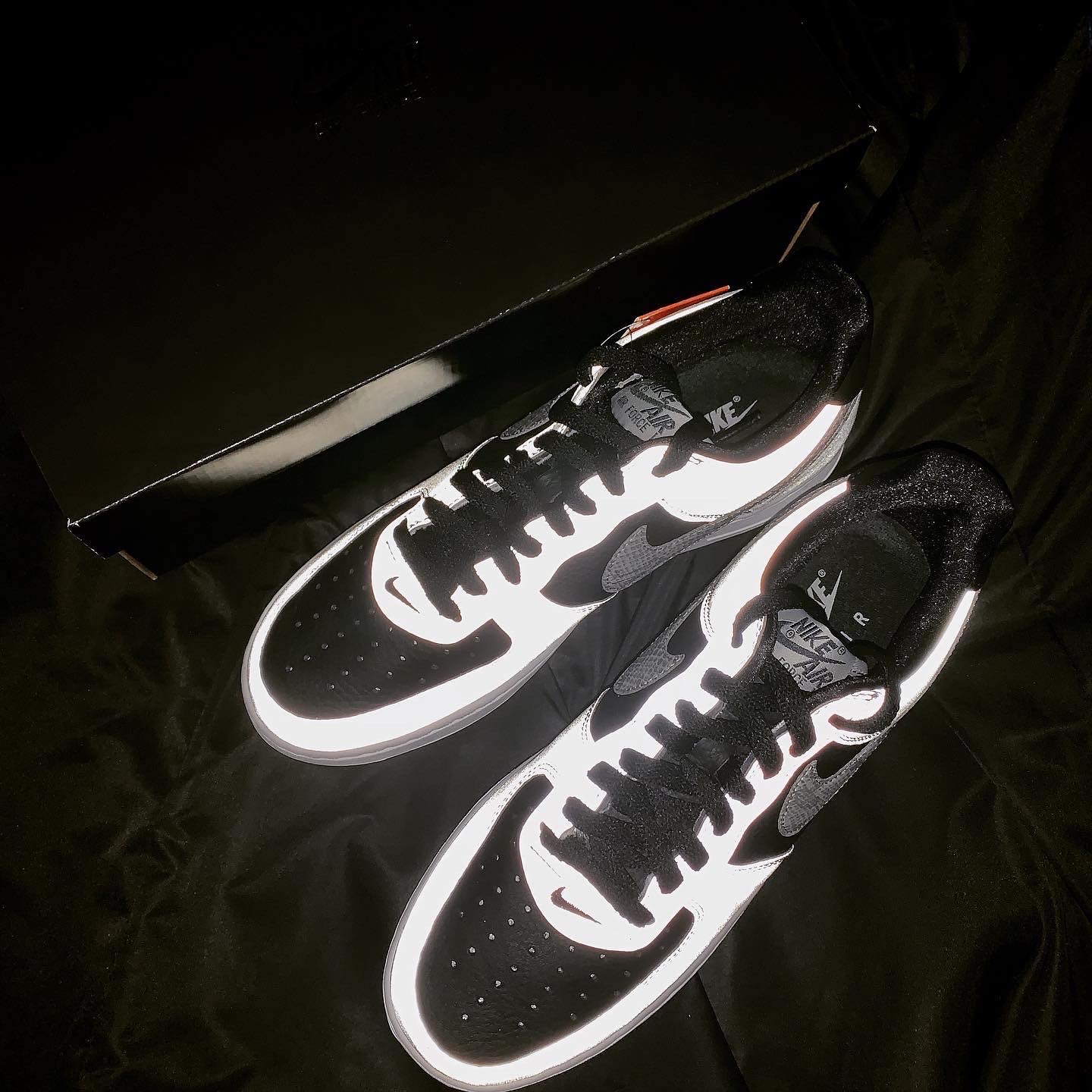 Nike Air Force 1 B Silver Snake 착용 스타일 - 1