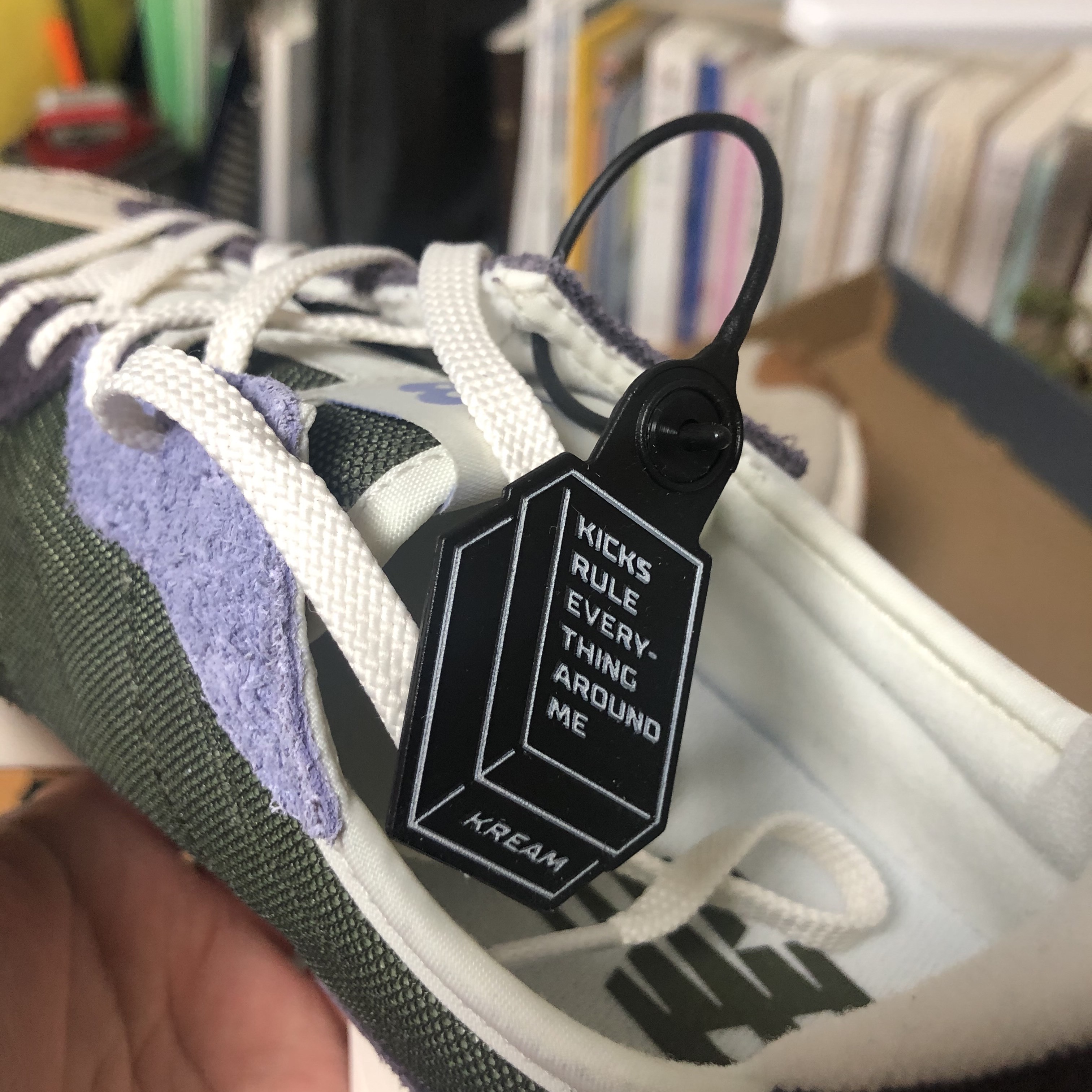 (W) New Balance 327 Oak Leaf Green 착용 스타일 - 2