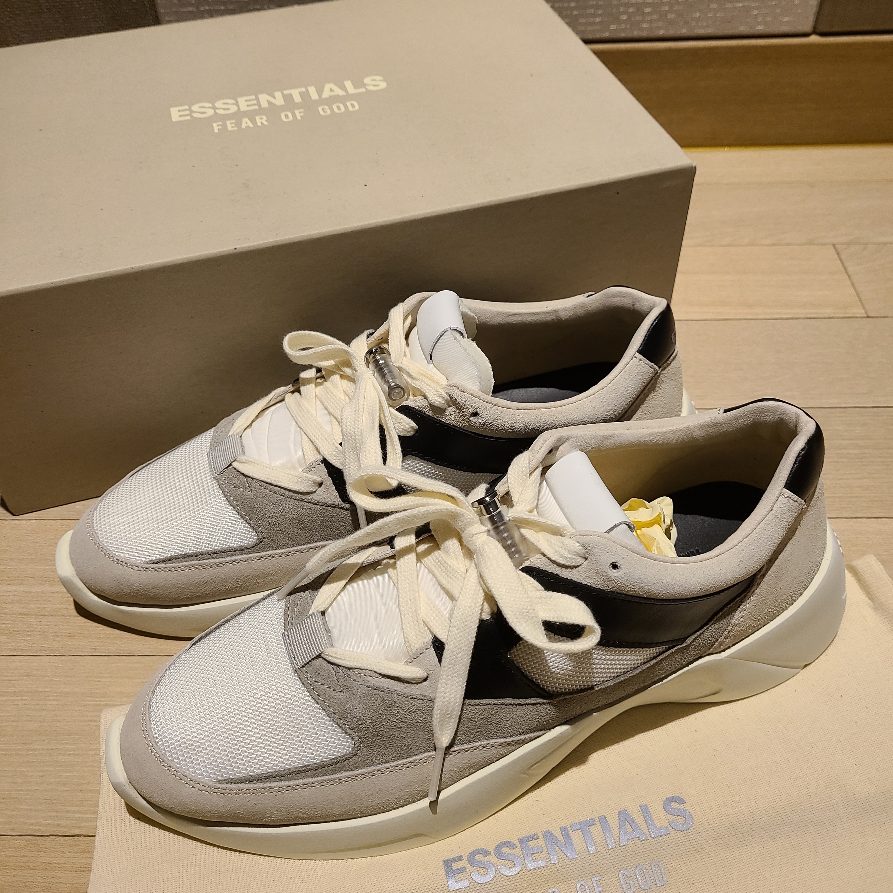 Essentials Distance Sneakers Cream Grey Black 착용 스타일