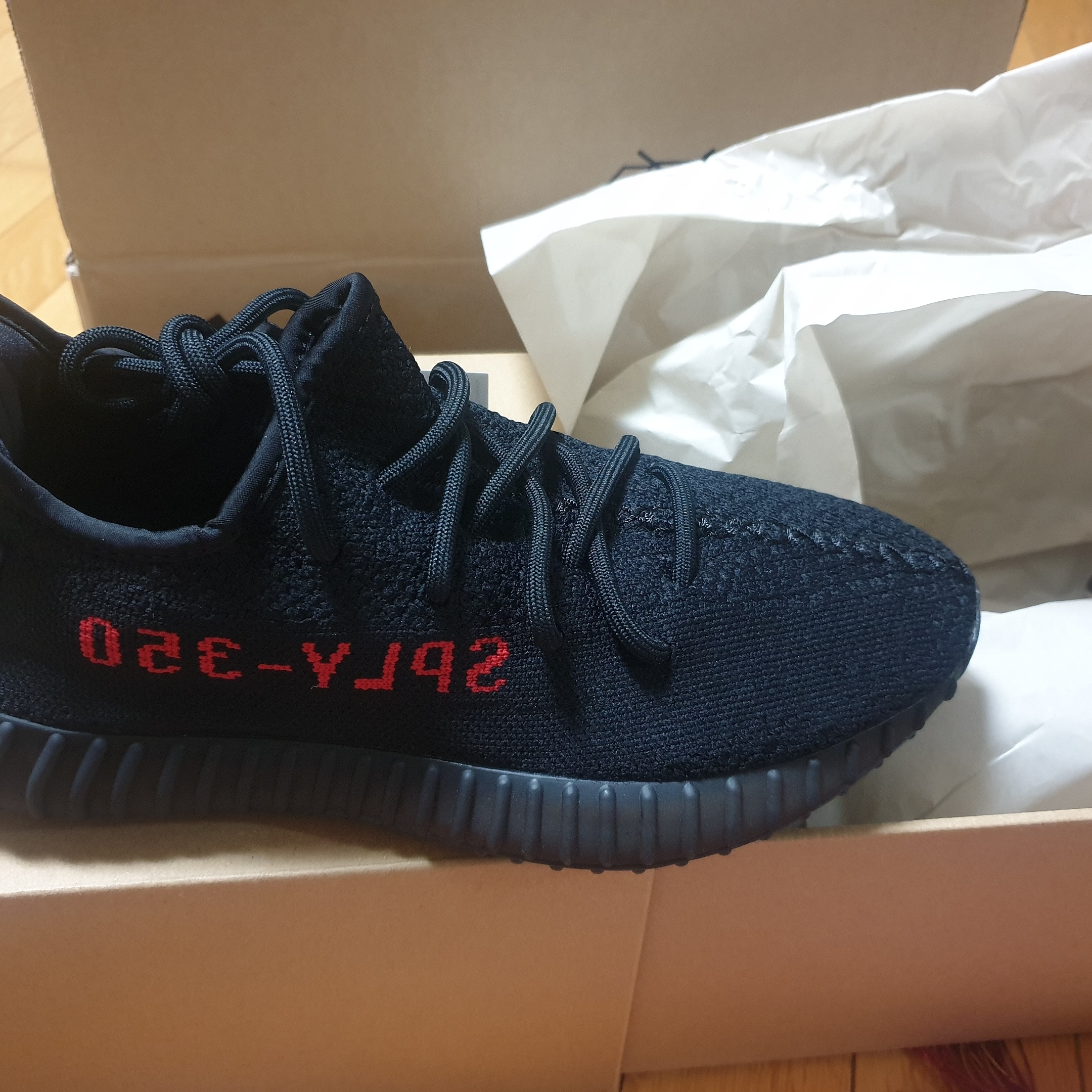 Adidas Yeezy Boost 350 V2 Black Red 2020 착용 스타일 - 1