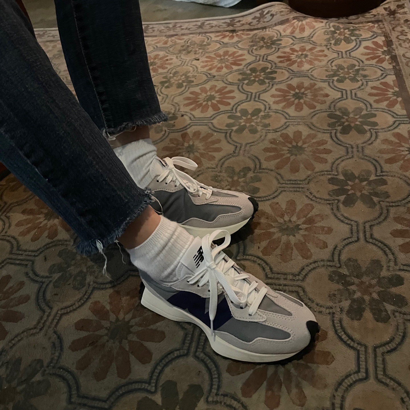 New Balance 327 Grey Purple 착용 스타일