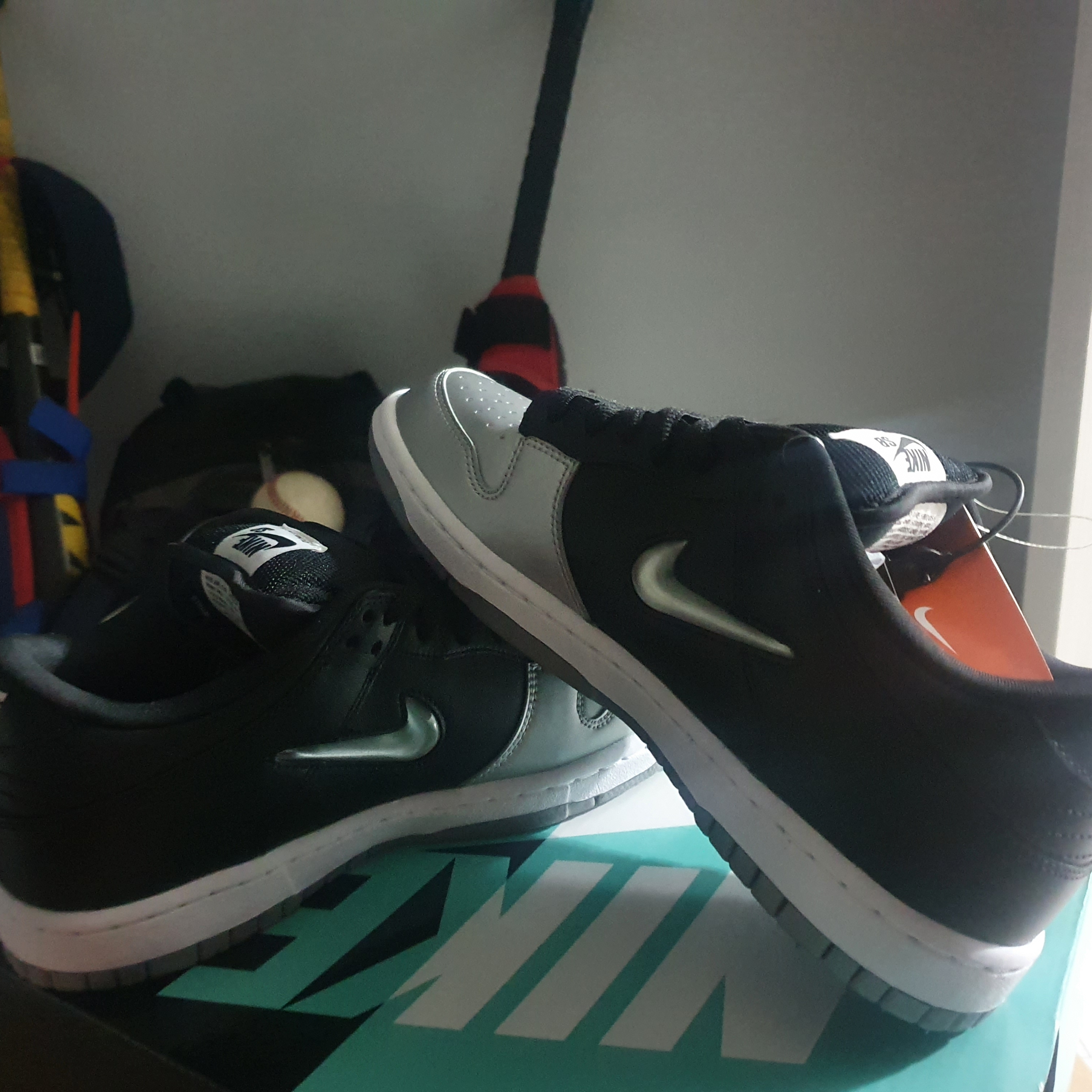 Nike x Supreme SB Dunk Low Jewel Swoosh Silver 착용 스타일 - 1