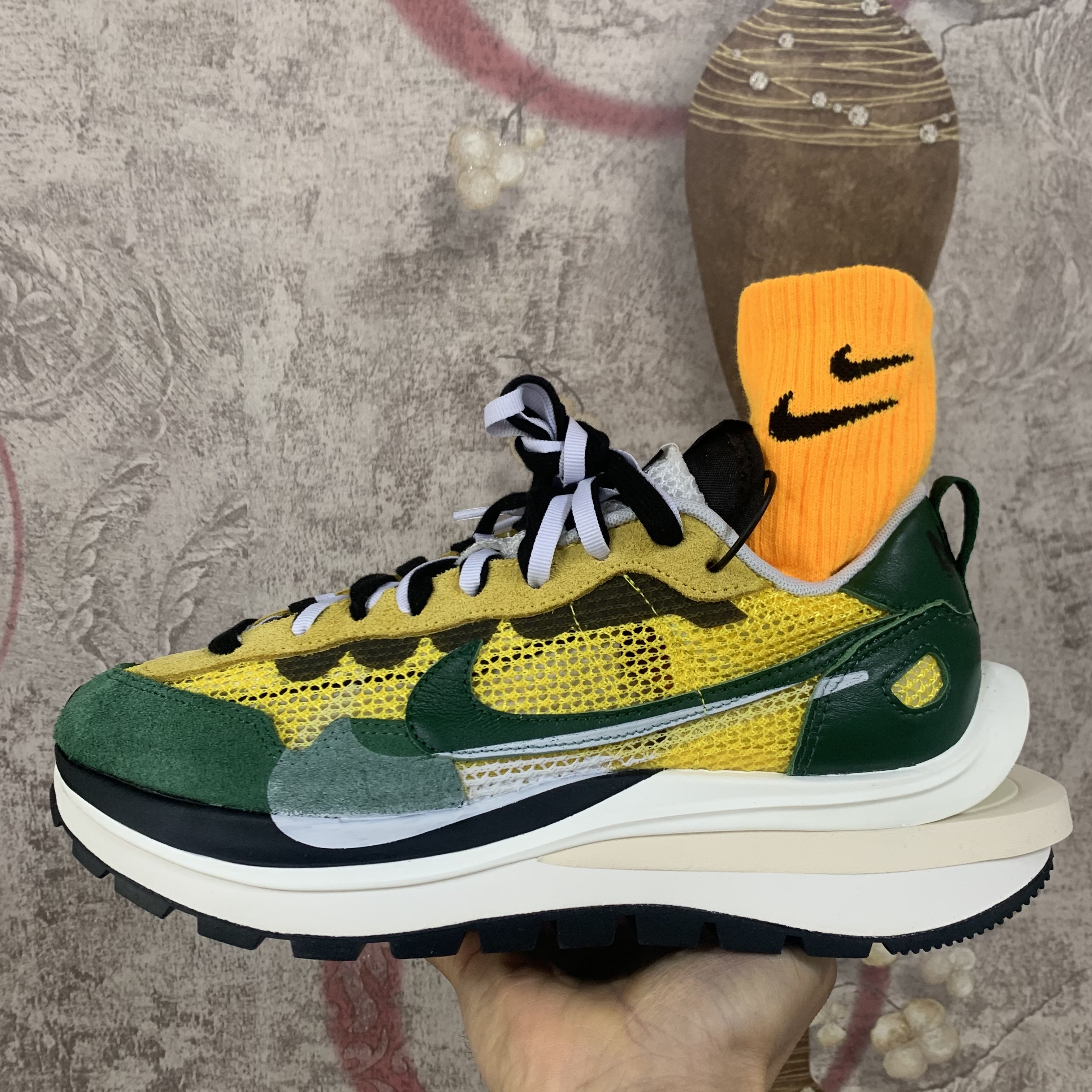 Nike x Sacai VaporWaffle Tour Yellow & Gorge Green Sail 착용 스타일