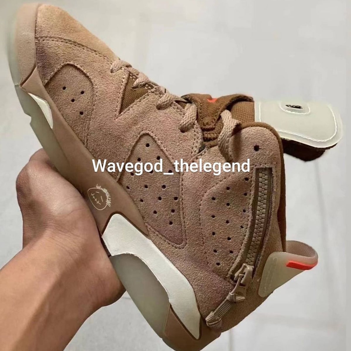 Jordan 6 x Travis Scott Retro Olive 착용 스타일 - 3