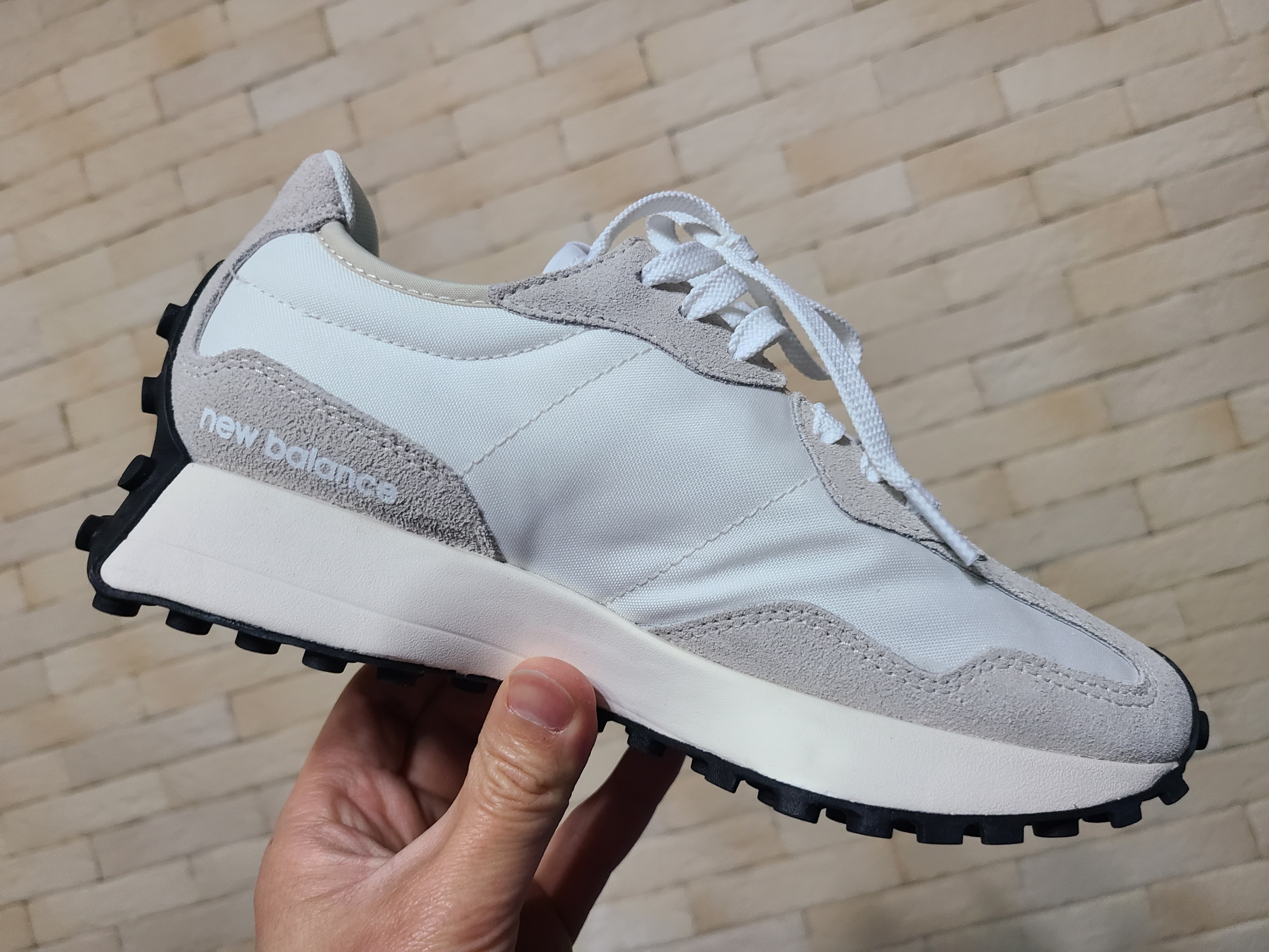 New Balance 327 White Black 착용 스타일 - 4