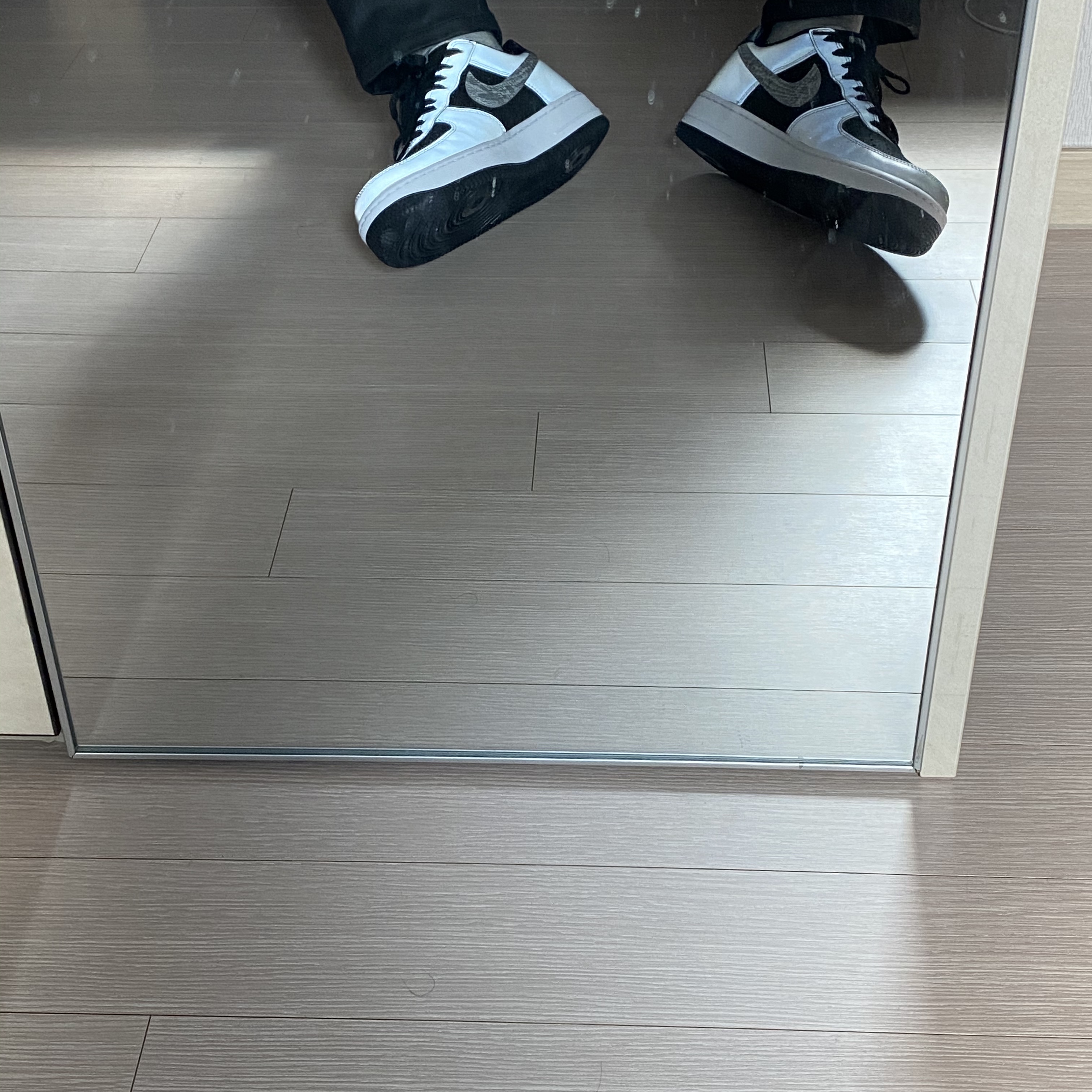 Nike Air Force 1 B Silver Snake 착용 스타일 - 3