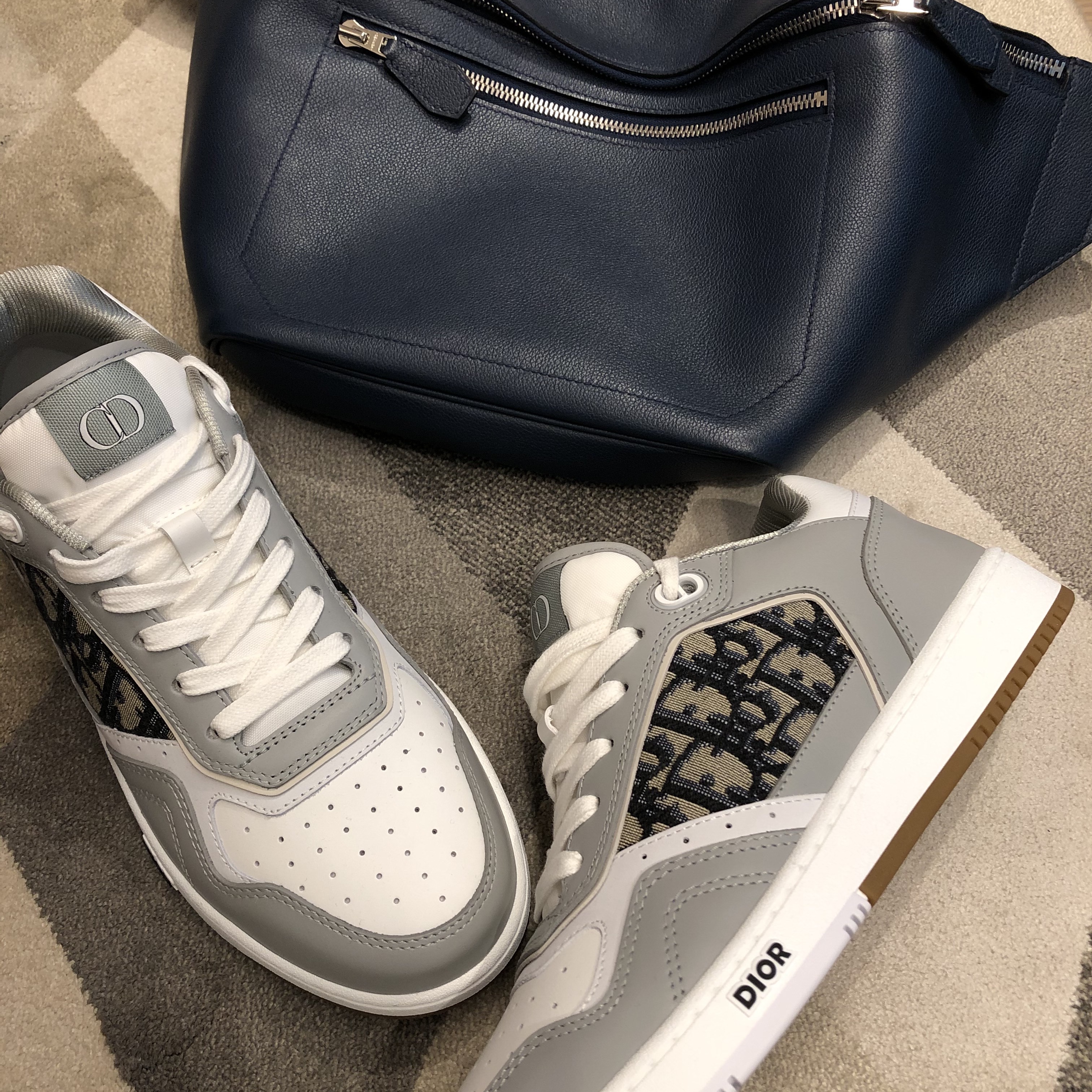 Dior B27 Low-Top Sneakers Gray 착용 스타일 - 2