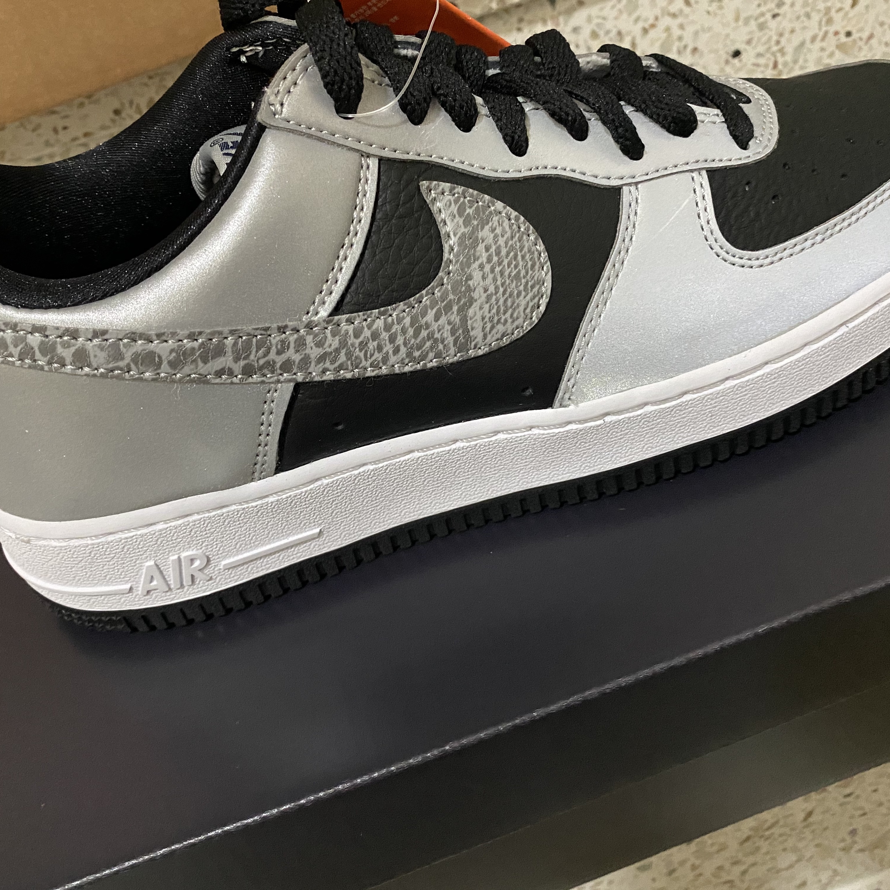 Nike Air Force 1 B Silver Snake 착용 스타일 - 4