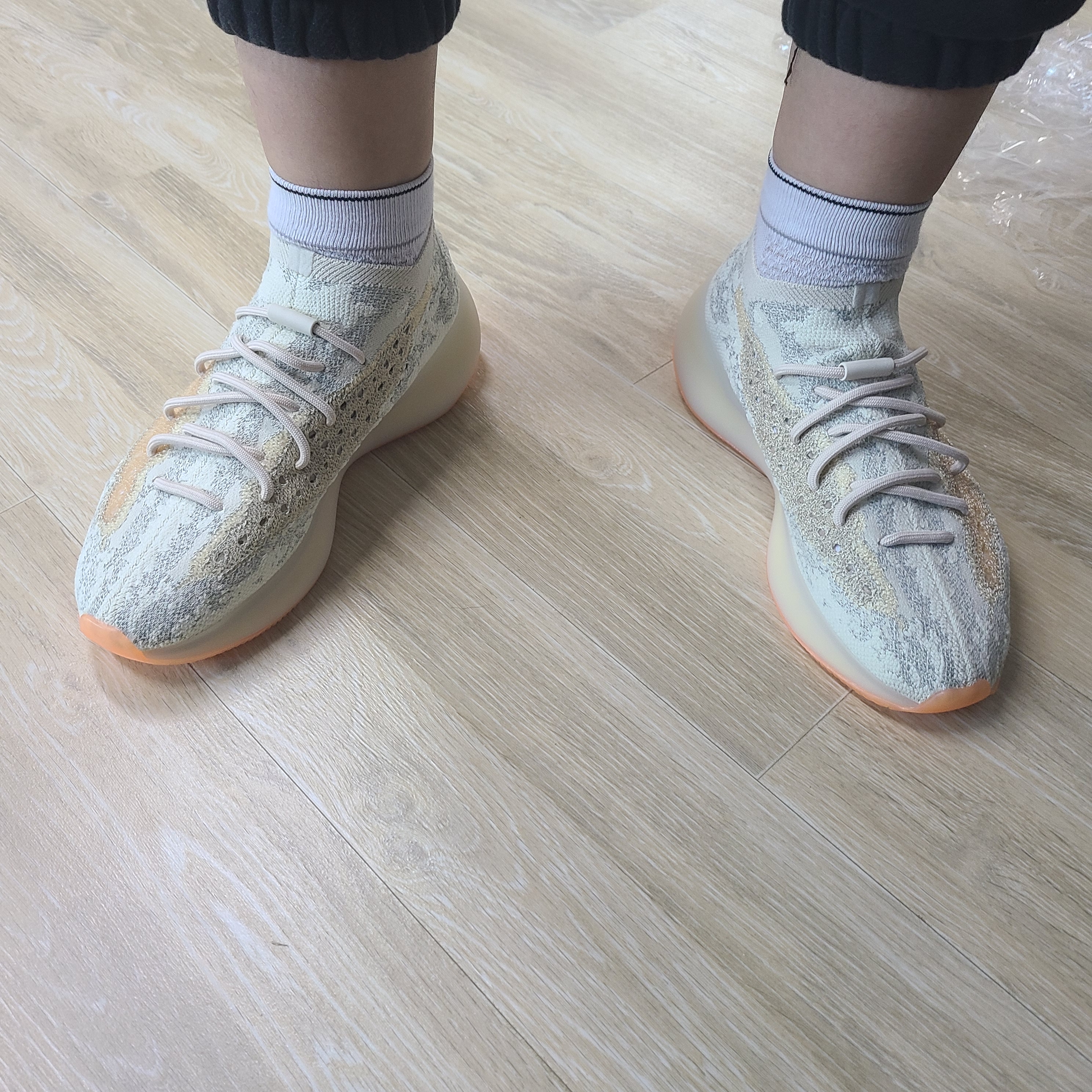 Adidas Yeezy Boost 380 Yecoraite - Reflective 착용 스타일 - 3