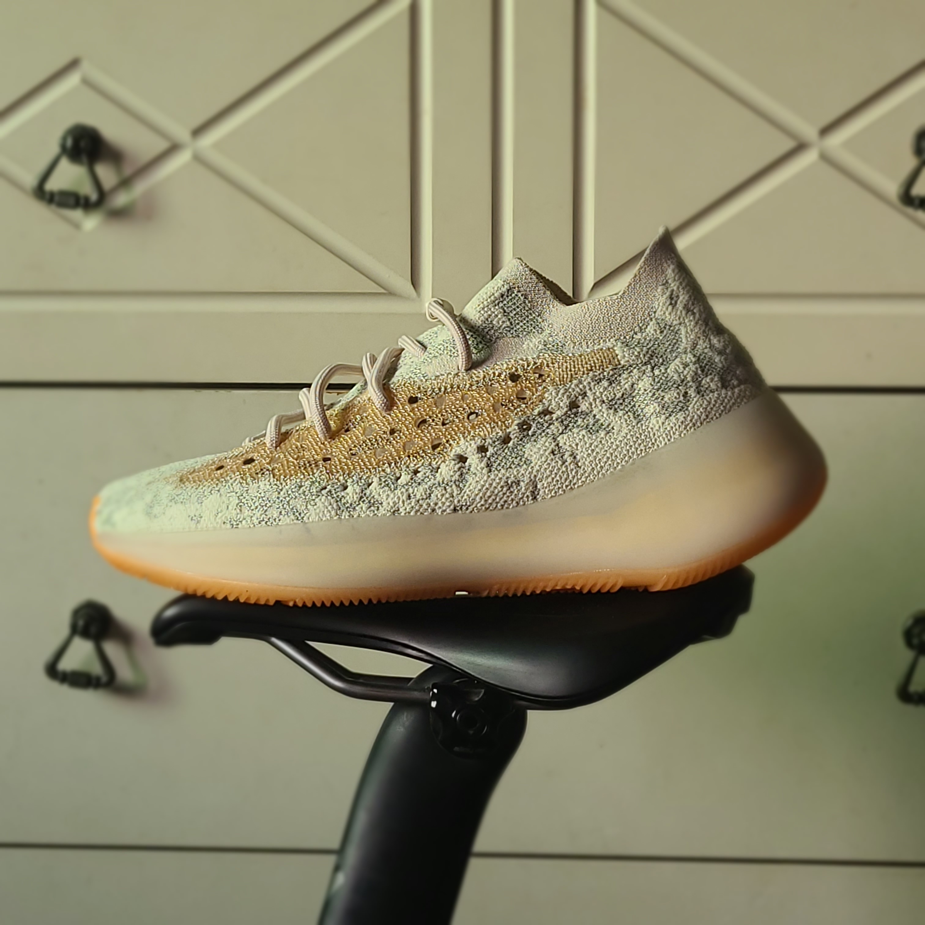 Adidas Yeezy Boost 380 Yecoraite - Reflective 착용 스타일 - 1