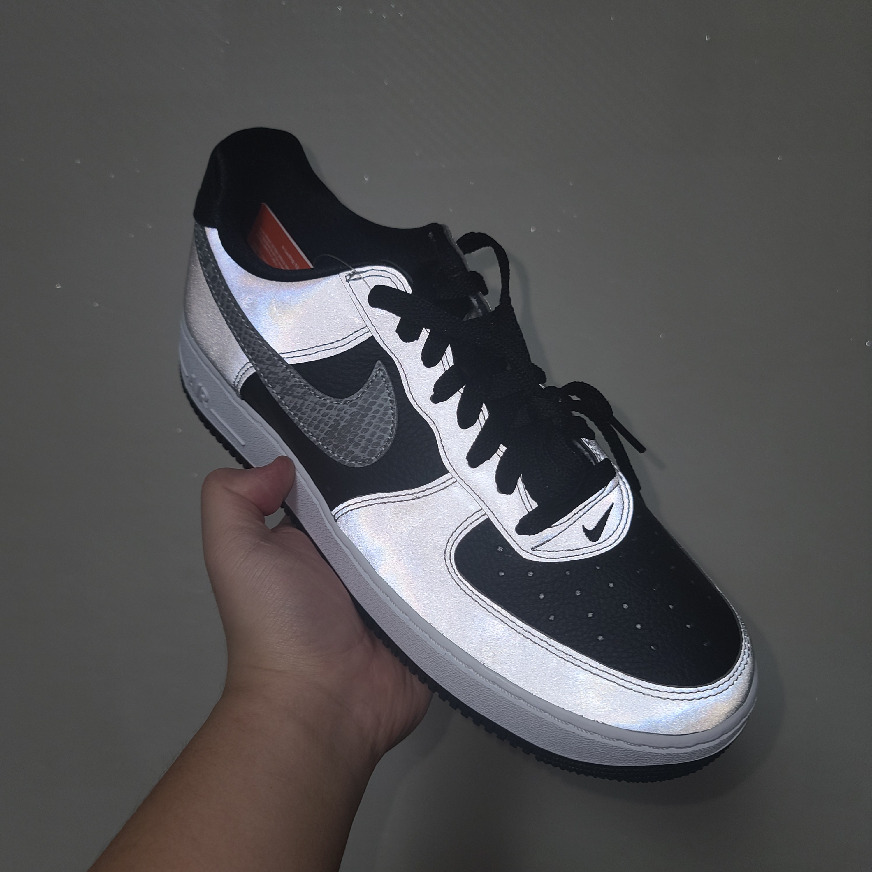 Nike Air Force 1 B Silver Snake 착용 스타일 - 1