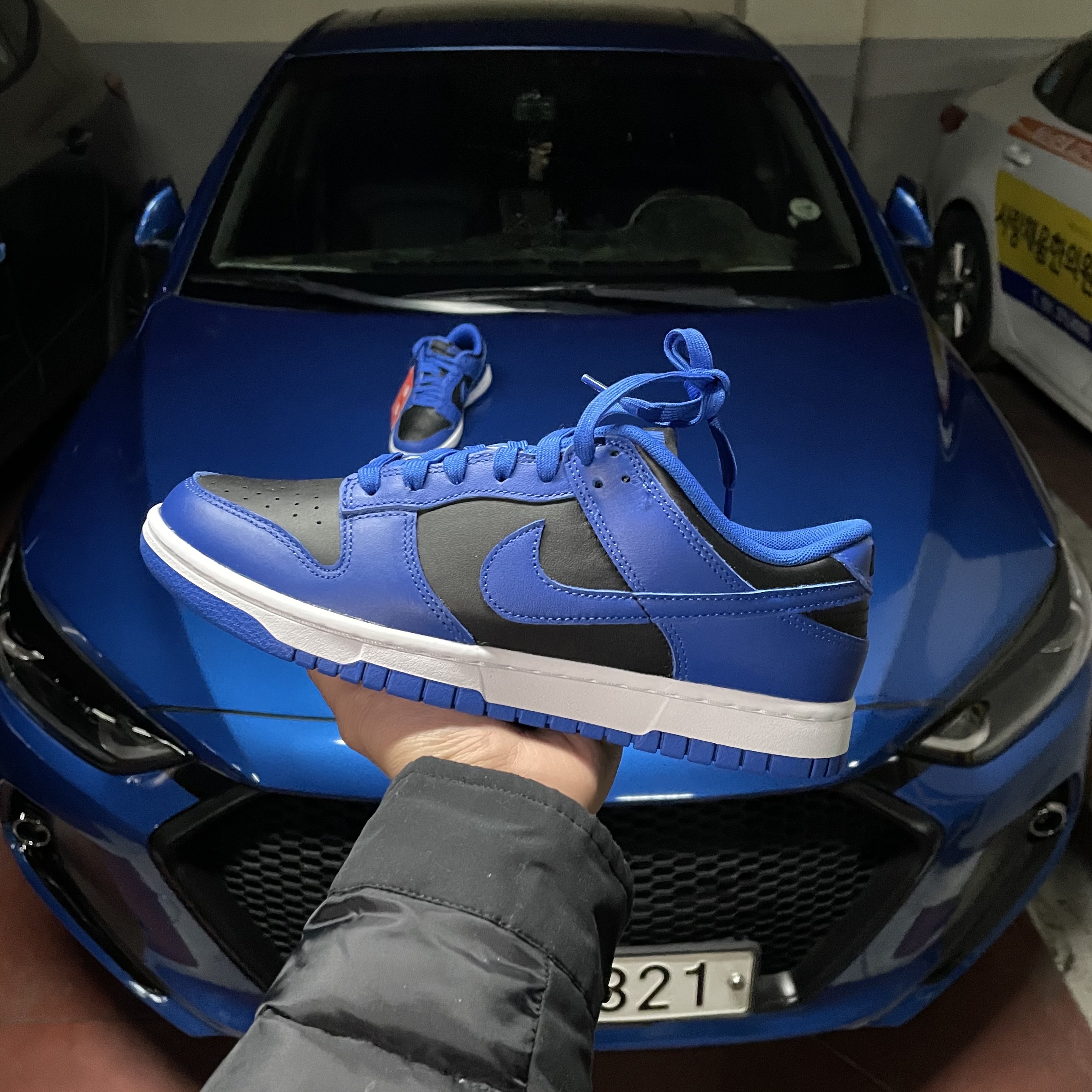 Nike Dunk Low Retro Hyper Cobalt 착용 스타일 - 1