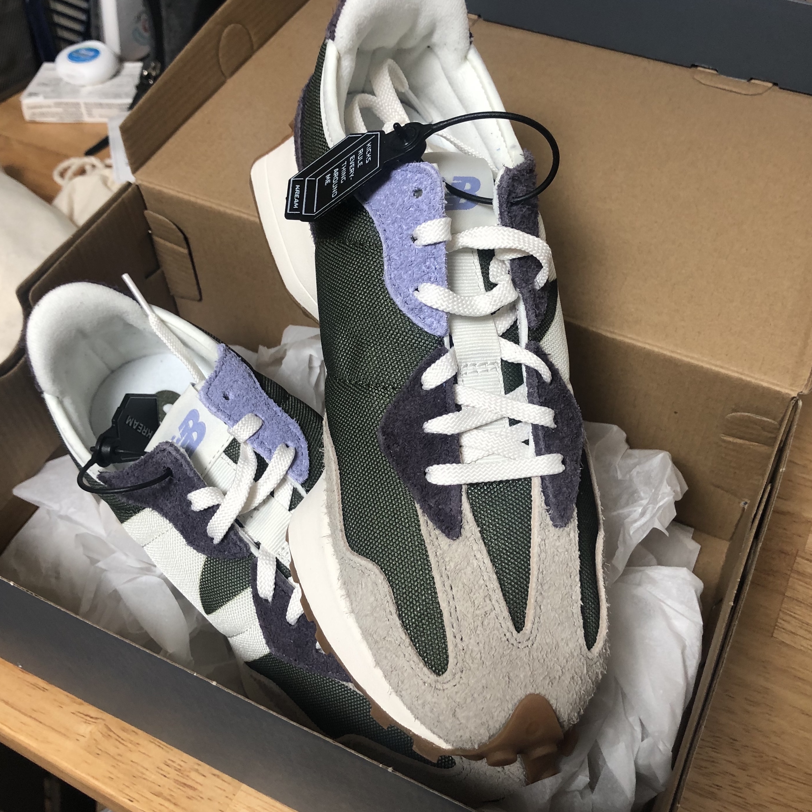 (W) New Balance 327 Oak Leaf Green 착용 스타일 - 3