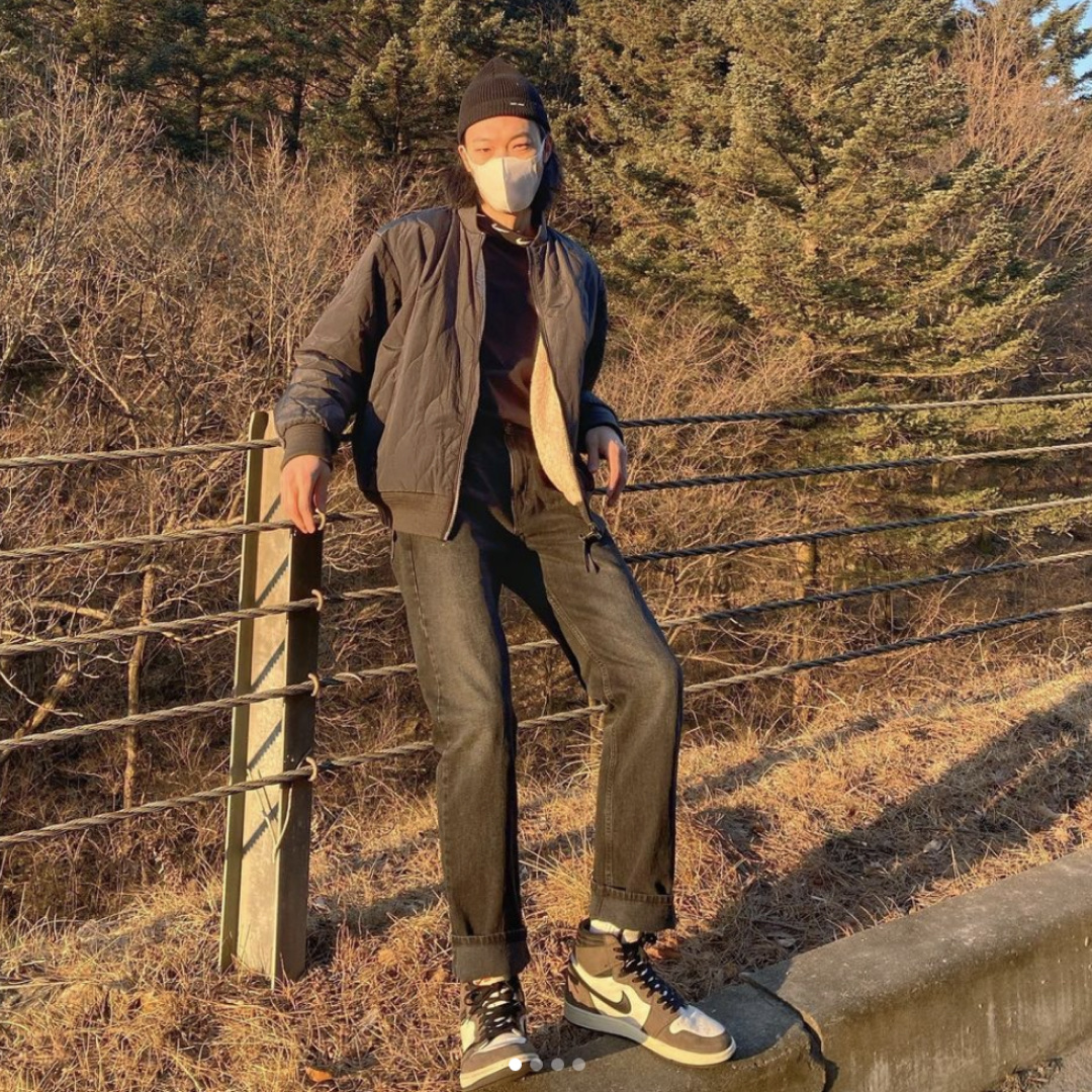 Jordan 1 x Travis Scott Retro High OG SP Mocha 착용 스타일 - 2