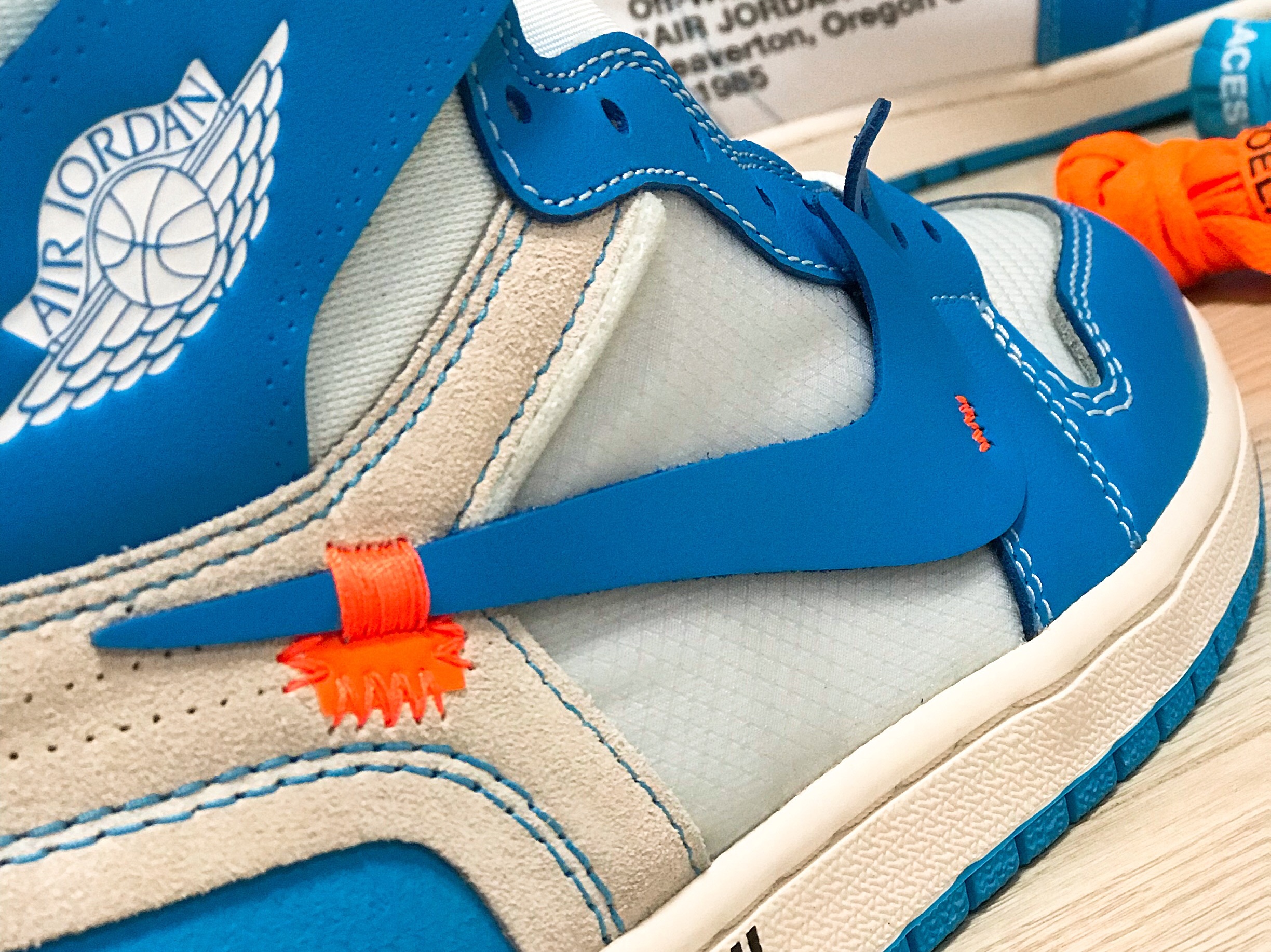 Jordan 1 x Off-White Retro High University Blue 착용 스타일 - 2