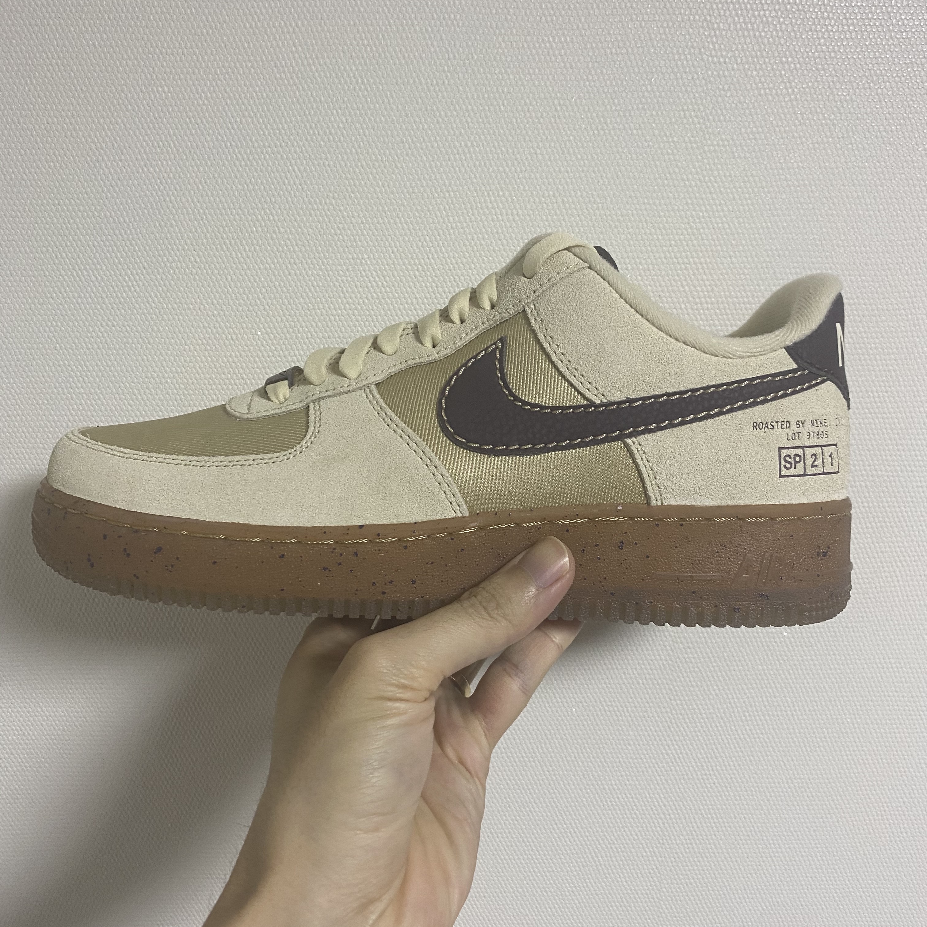 Nike Air Force 1 '07 LV8 Coffee 착용 스타일