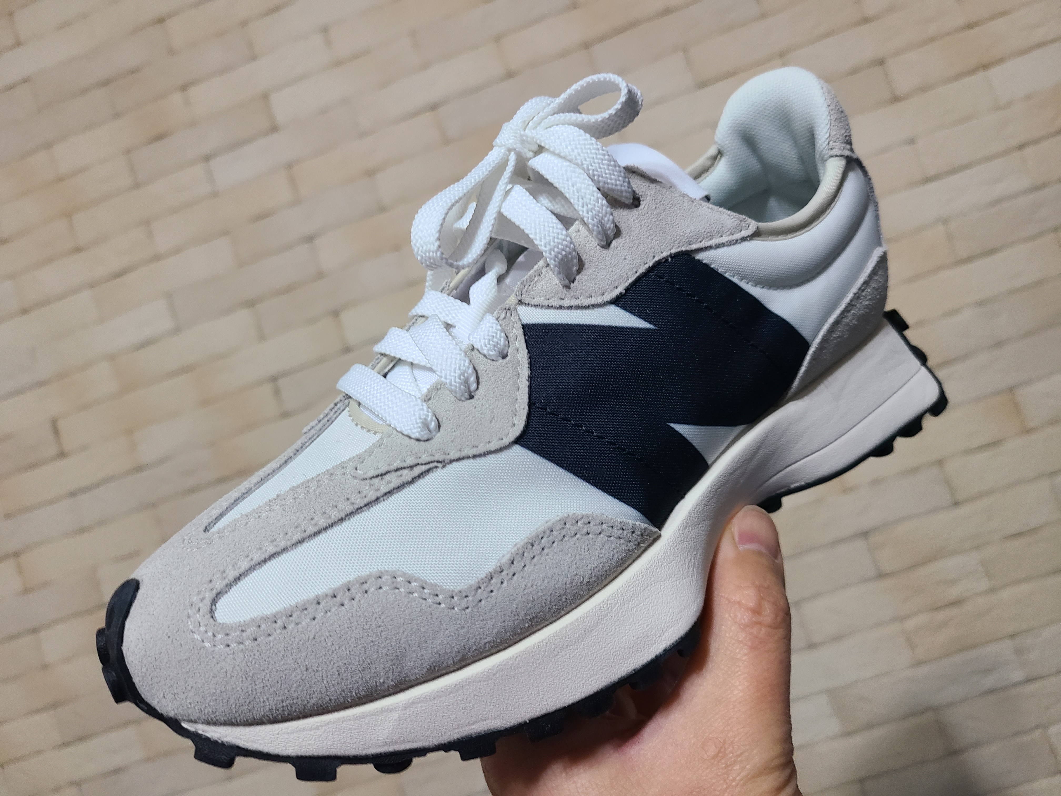New Balance 327 White Black 착용 스타일 - 3