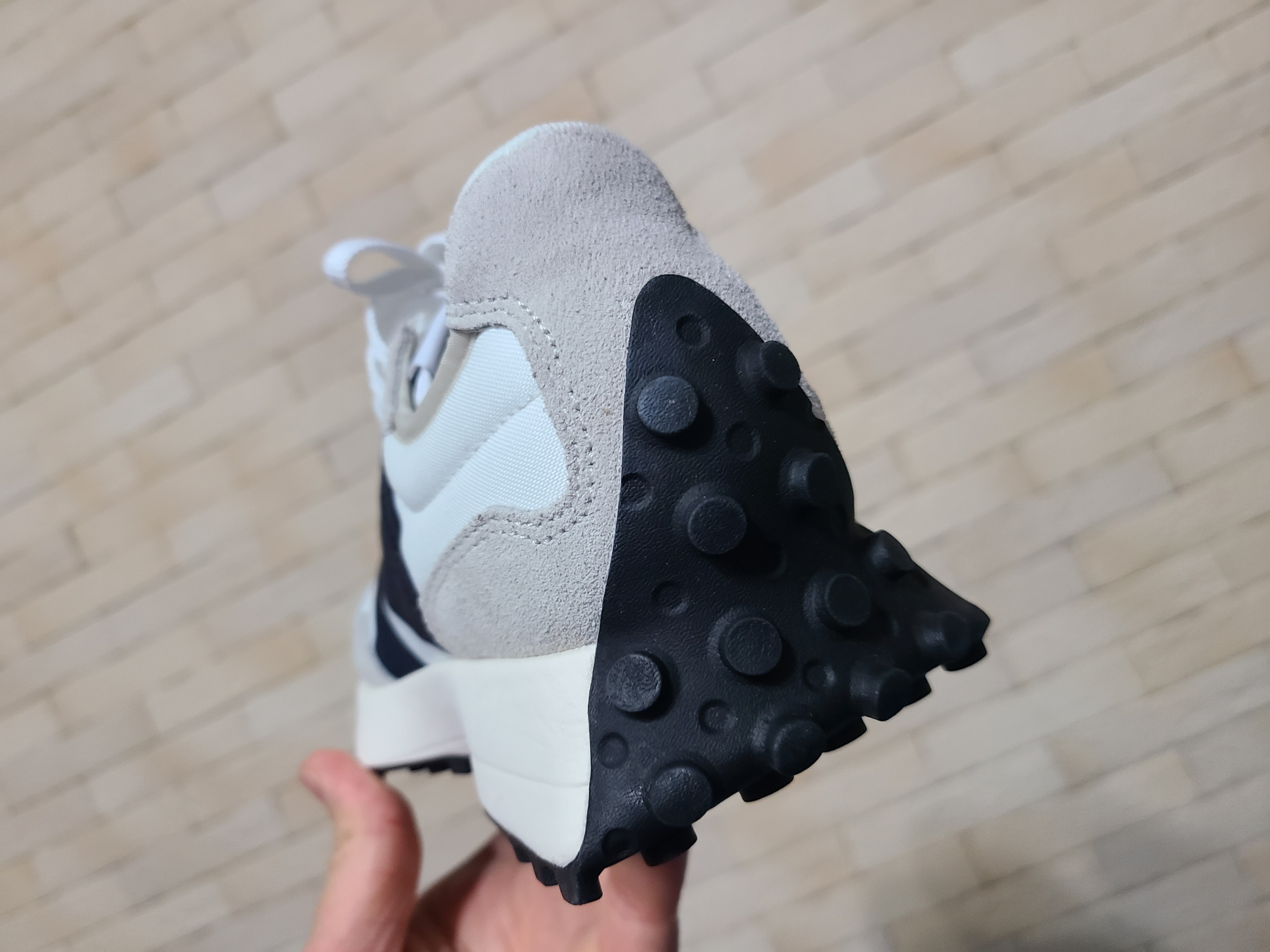 New Balance 327 White Black 착용 스타일 - 2