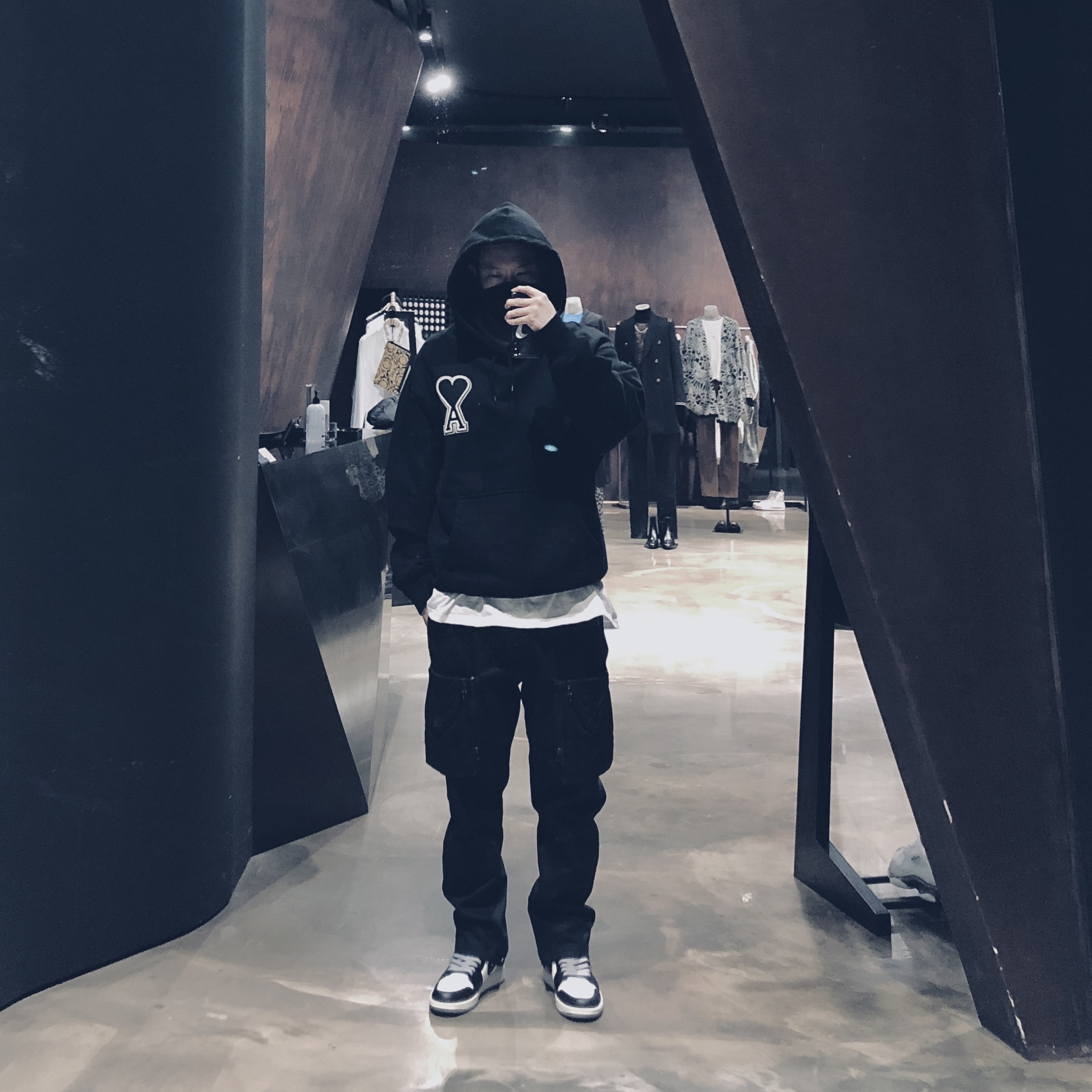 Jordan 1 Retro Barons, AMI de Coeur Hoodie Black White 착용 스타일