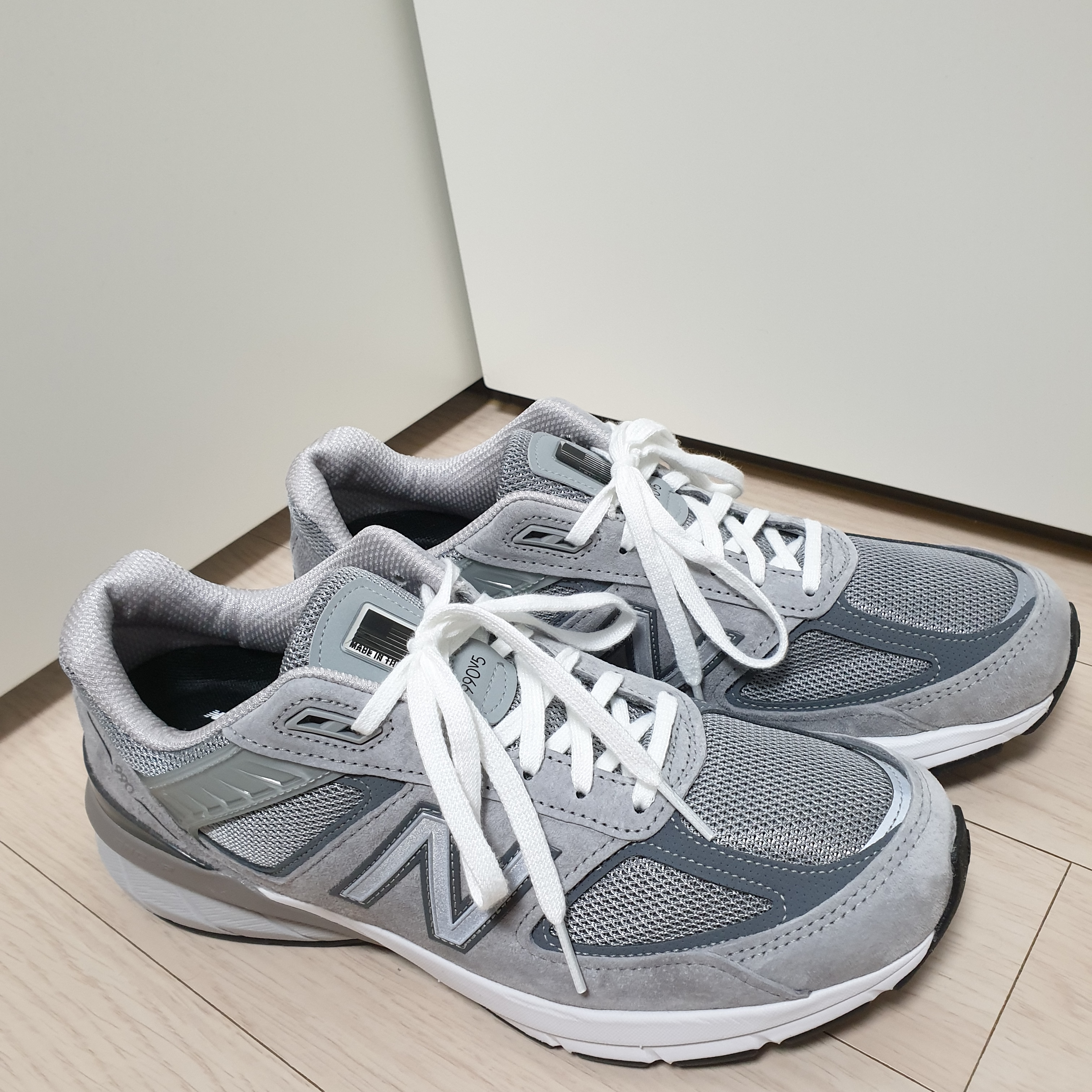 New Balance 990v5 Made in USA Grey - D Standard 착용 스타일 - 1