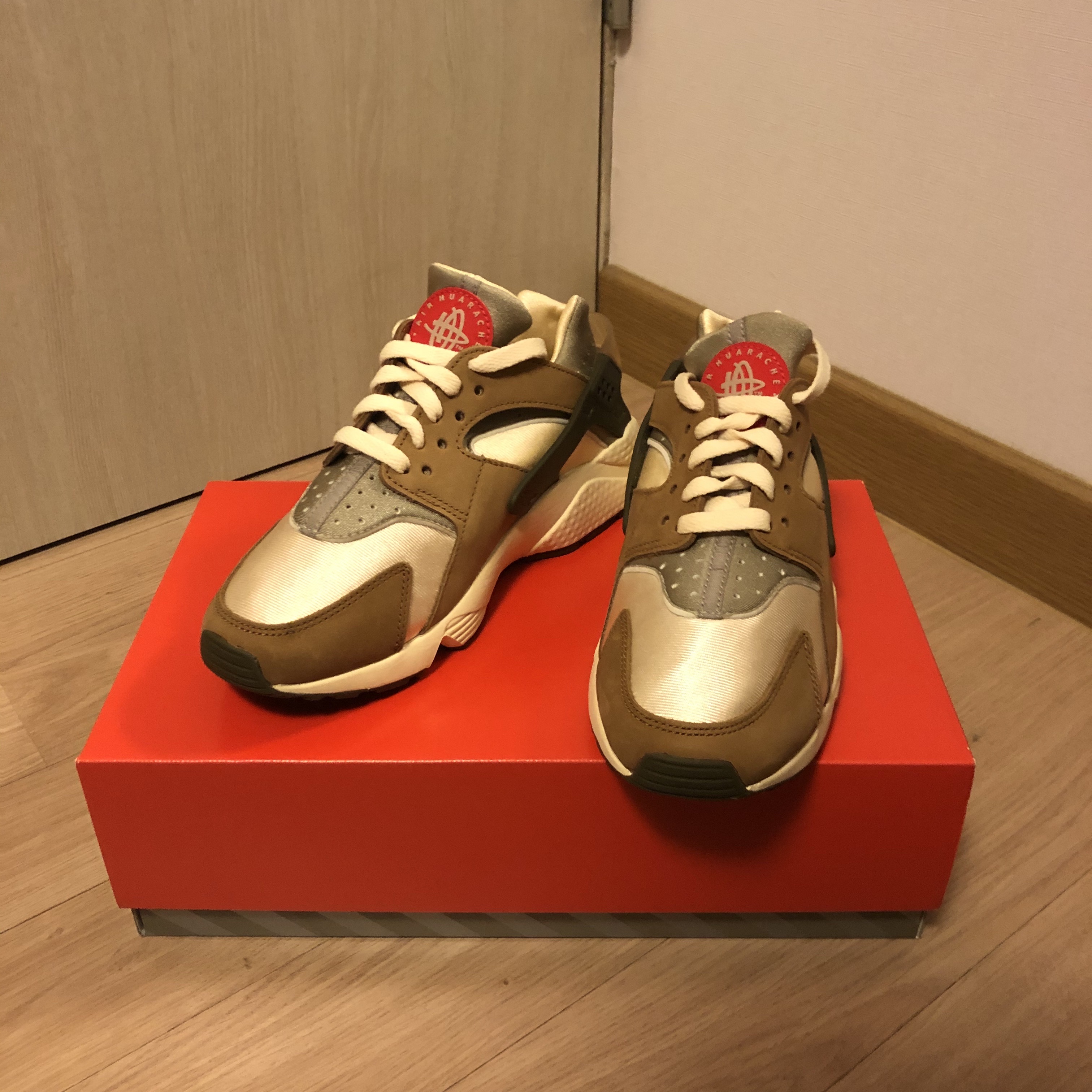 Nike x Stussy Air Huarache LE Desert Oak 착용 스타일 - 2