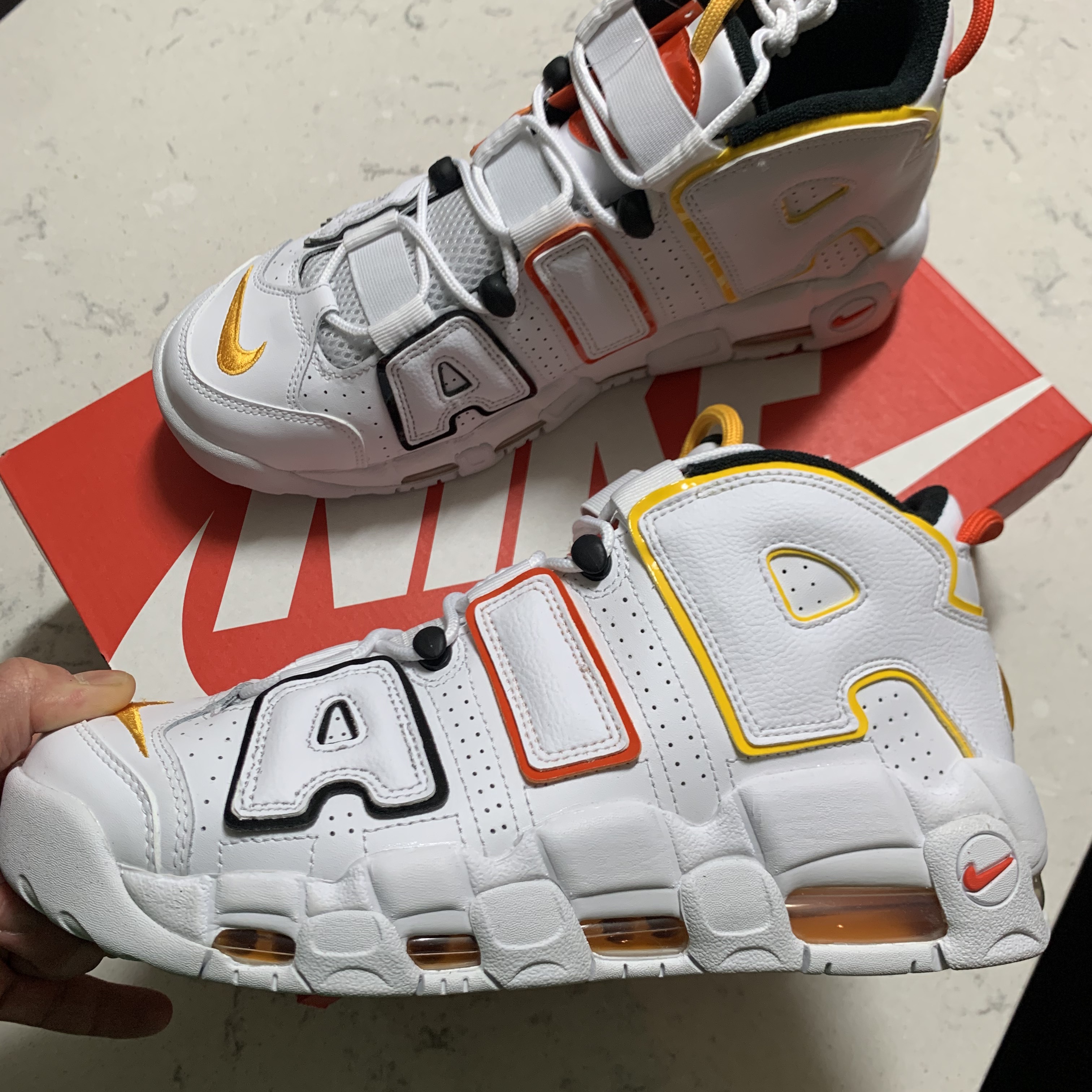 Nike Air More Uptempo Rayguns 착용 스타일 - 1