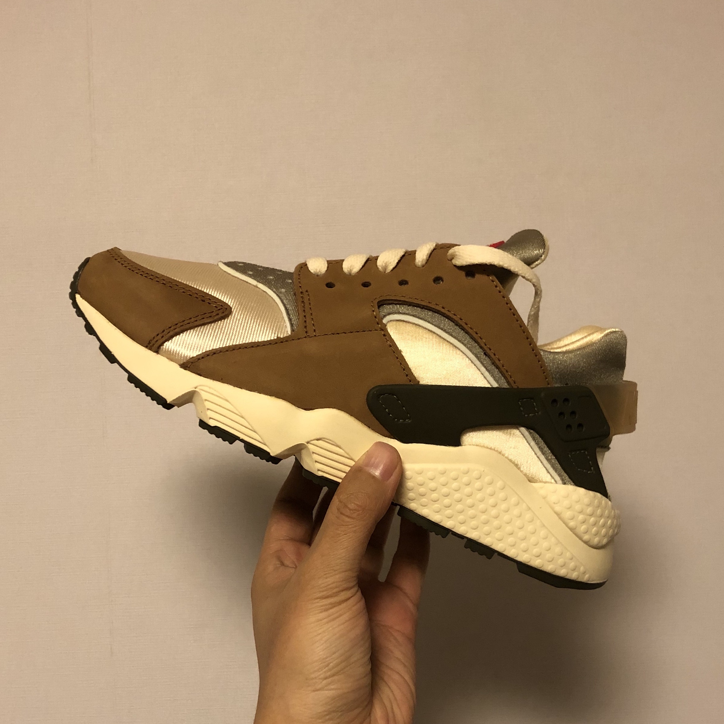 Nike x Stussy Air Huarache LE Desert Oak 착용 스타일 - 1