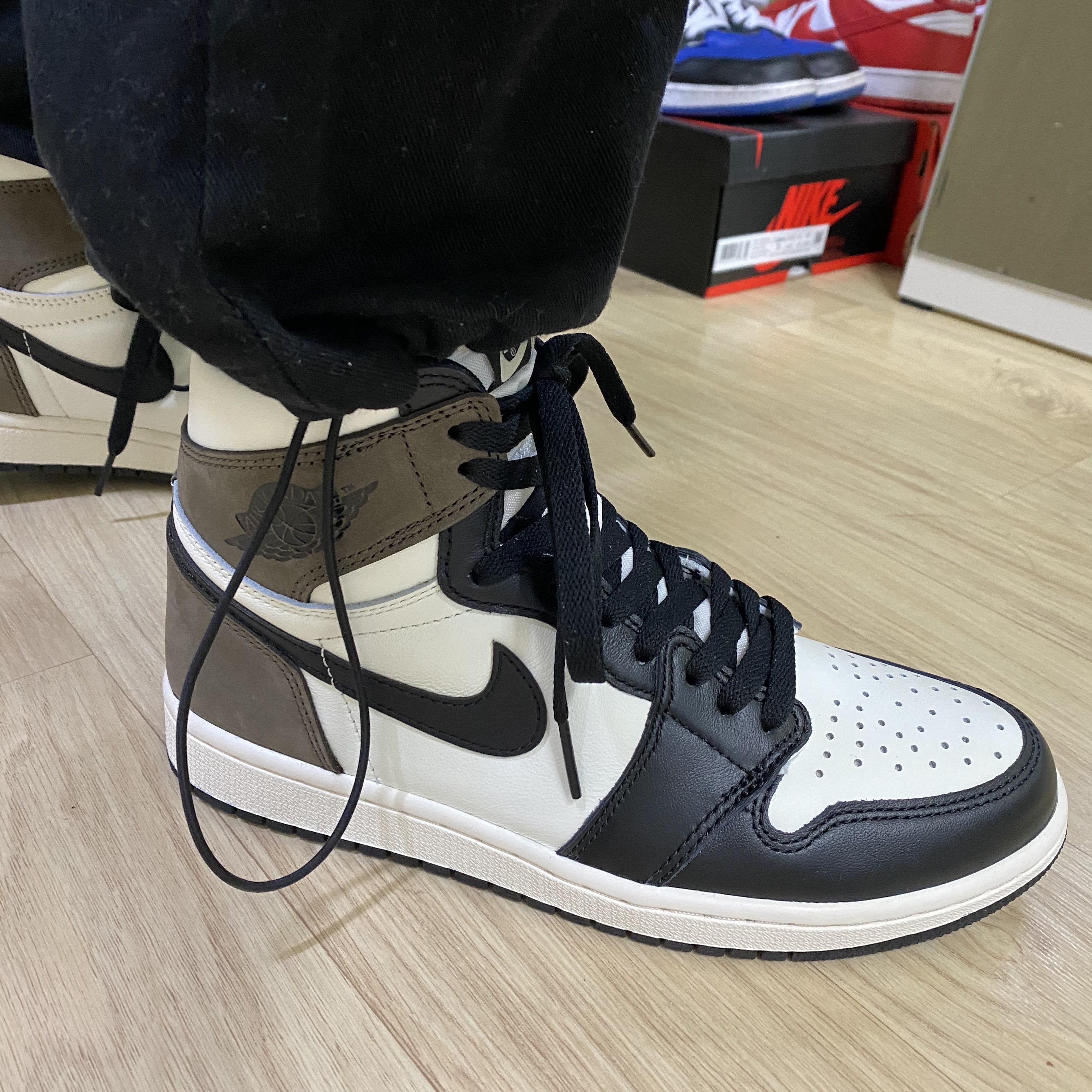 Jordan 1 Retro High OG Black Mocha 착용 스타일 - 2