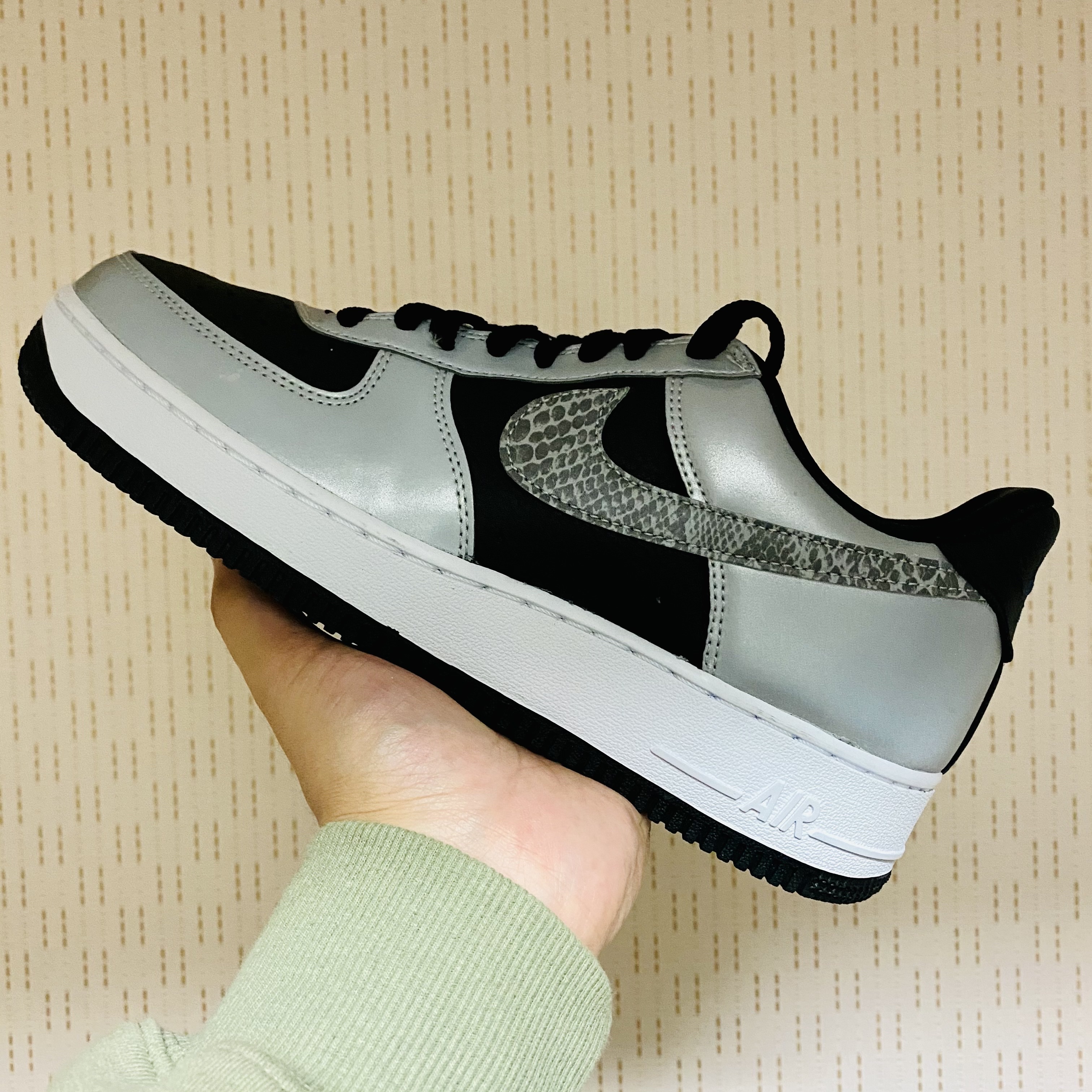 Nike Air Force 1 B Silver Snake 착용 스타일