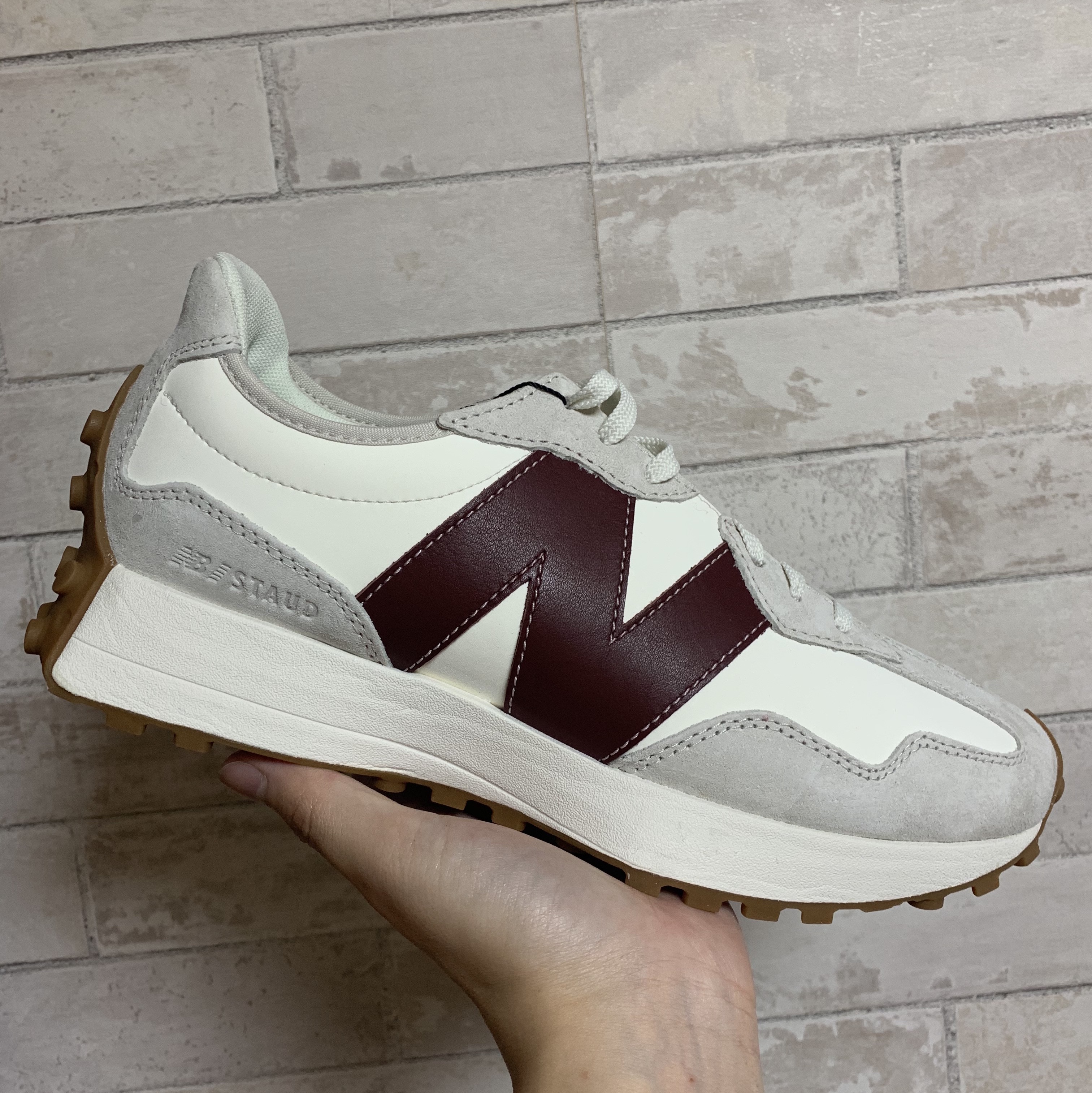 (W) New Balance x Staud 327 Moonbeam 착용 스타일
