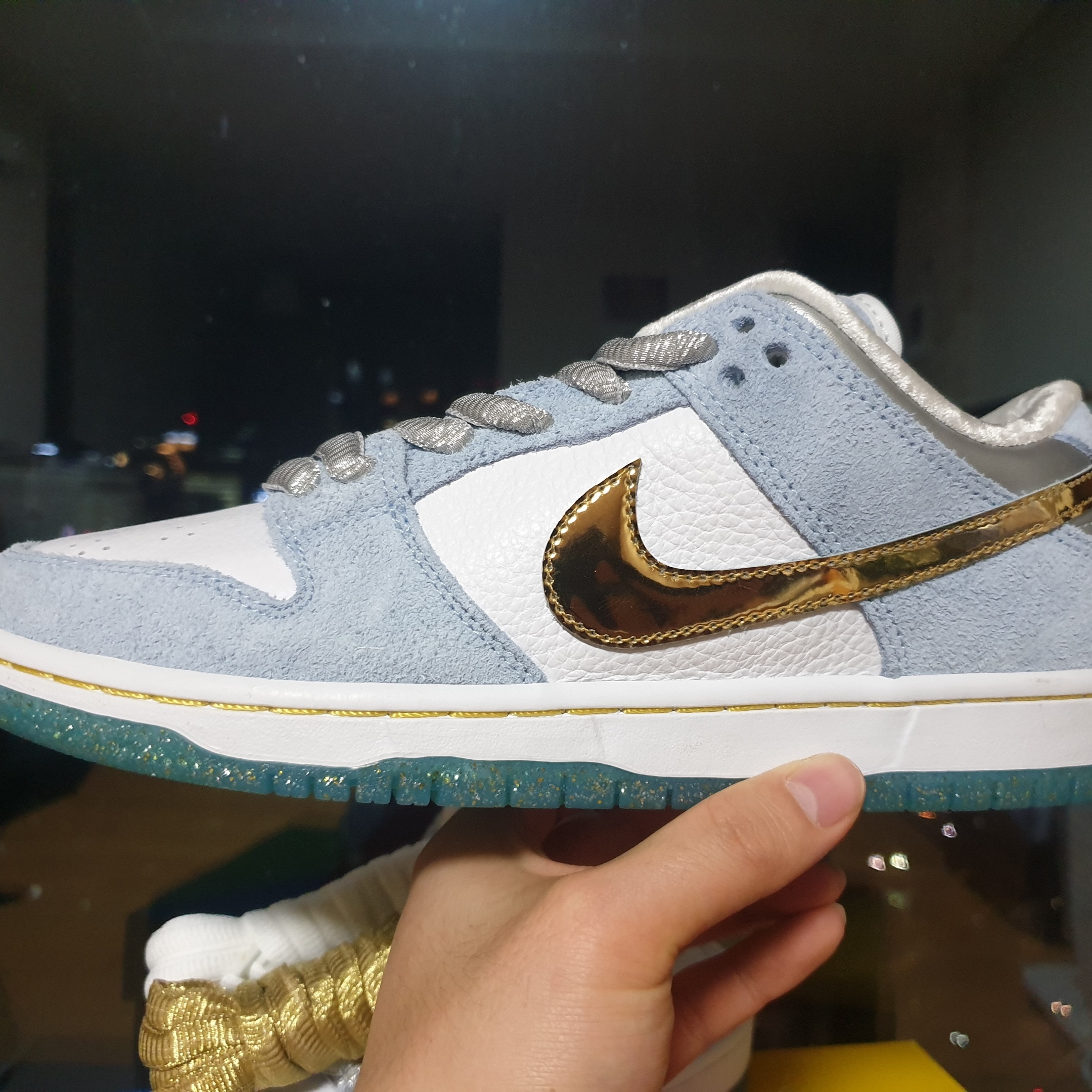 Nike x Sean Cliver SB Dunk Low Holiday Special 착용 스타일 - 3