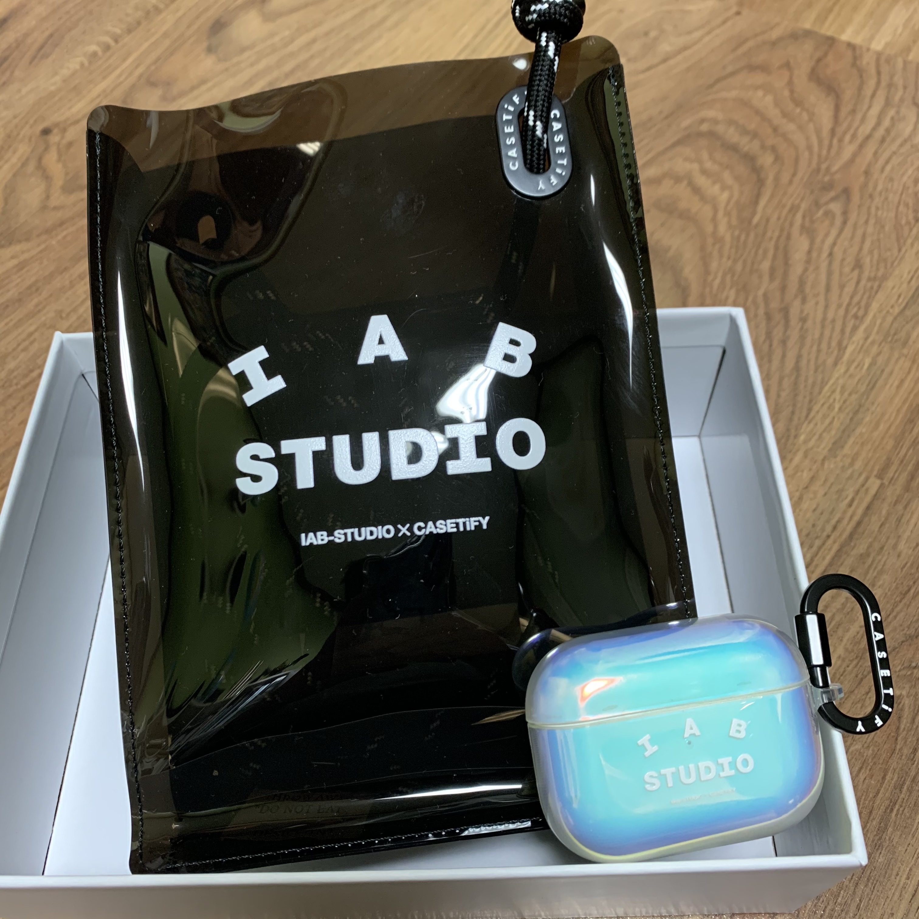 IAB Studio x Casetify Logo Sling Bag Jet Black, Casetify x IAB Studio Logo AirPods Pro Case Iridescent 착용 스타일