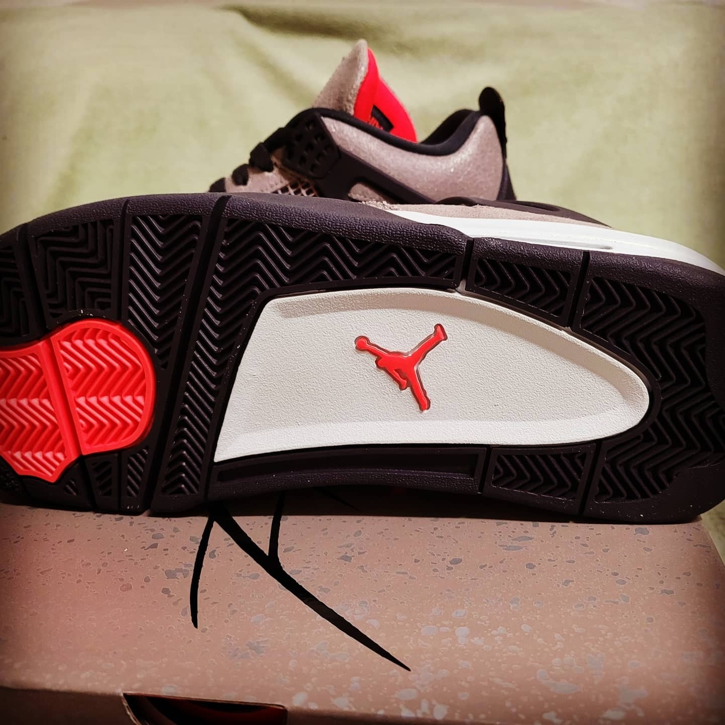 Jordan 4 Retro Taupe Haze 착용 스타일 - 3