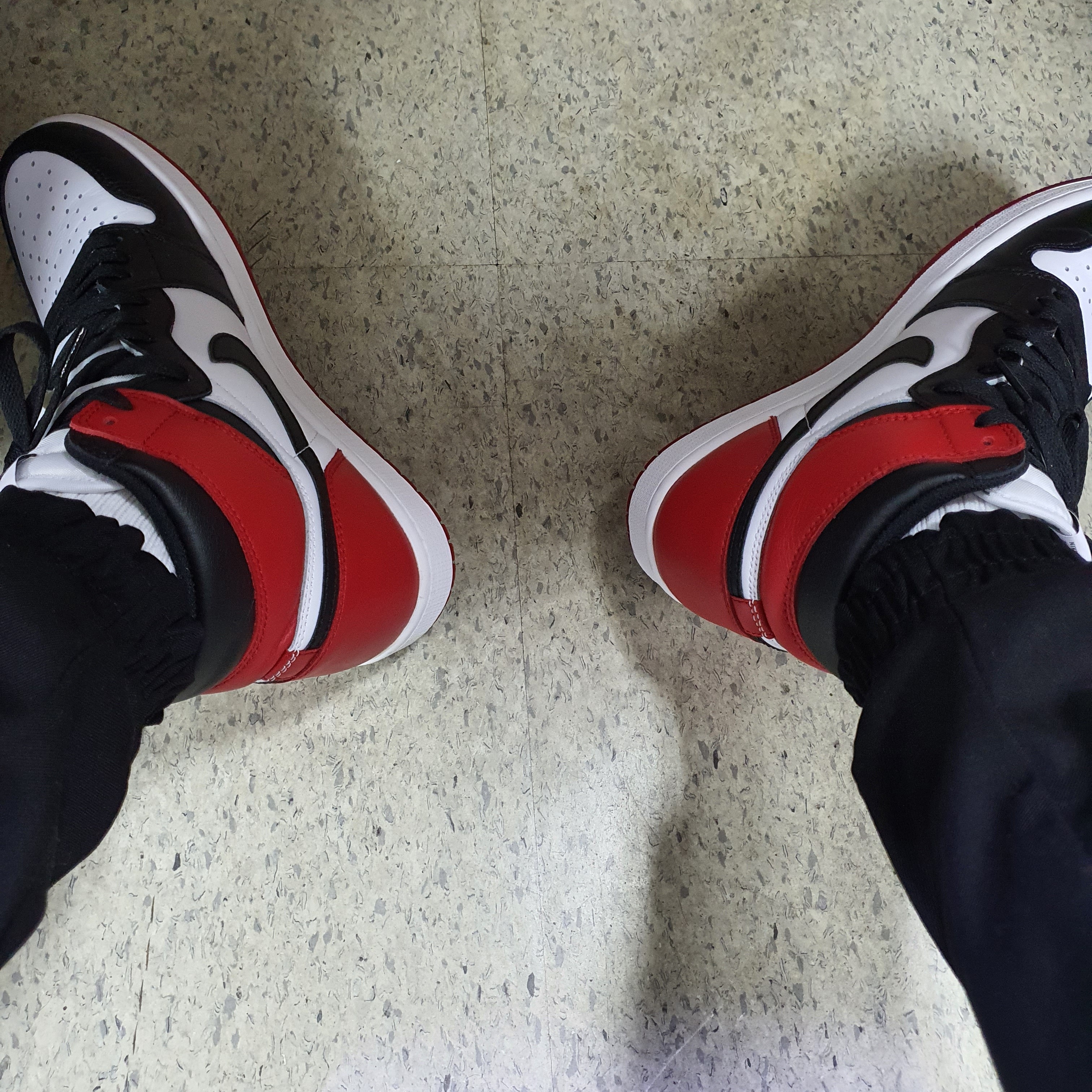 Jordan 1 Retro High OG Black Toe 2016, Essentials 3D Silicon Applique Pullover Hoodie Cement - 20FW 착용 스타일 - 2