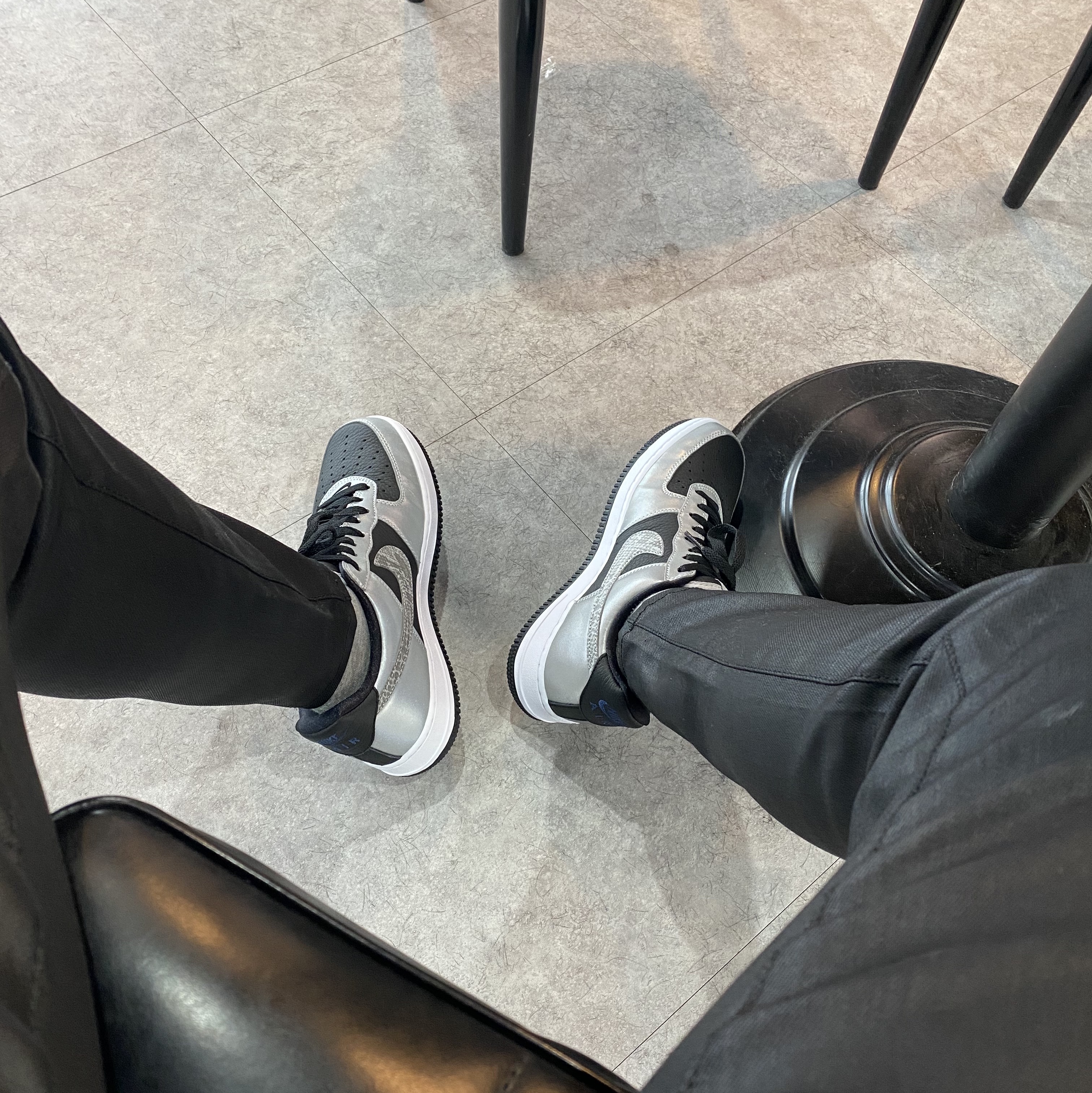 Nike Air Force 1 B Silver Snake 착용 스타일 - 2