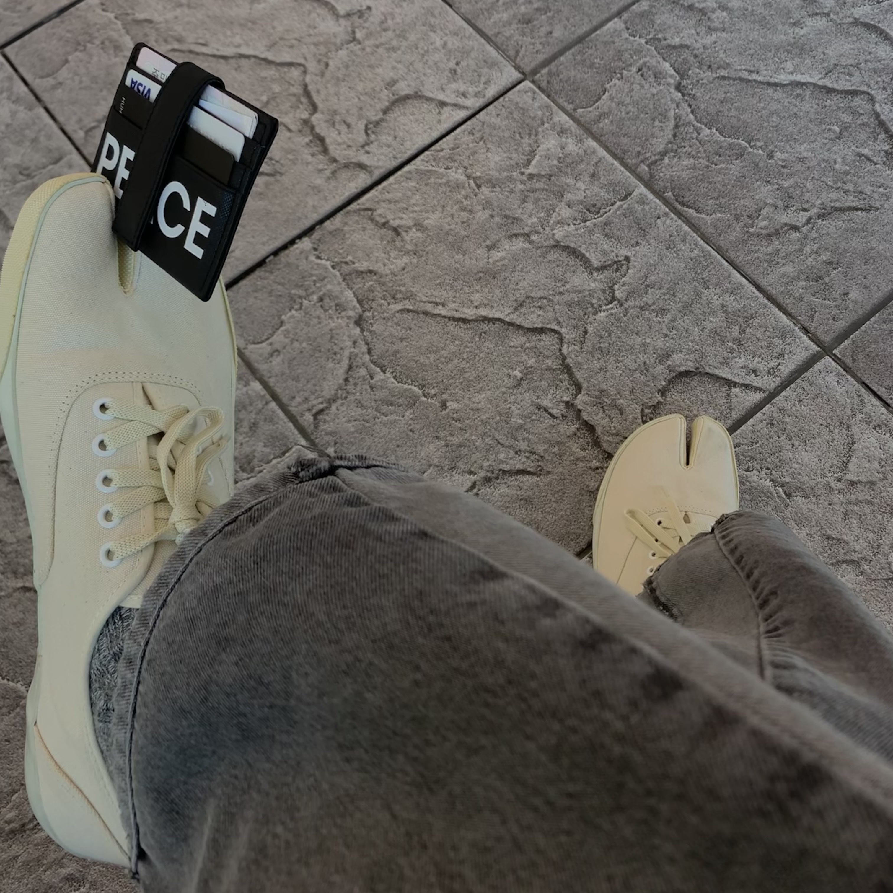 Maison Margiela Tabi Lace-Up Sneakers Beige 착용 스타일